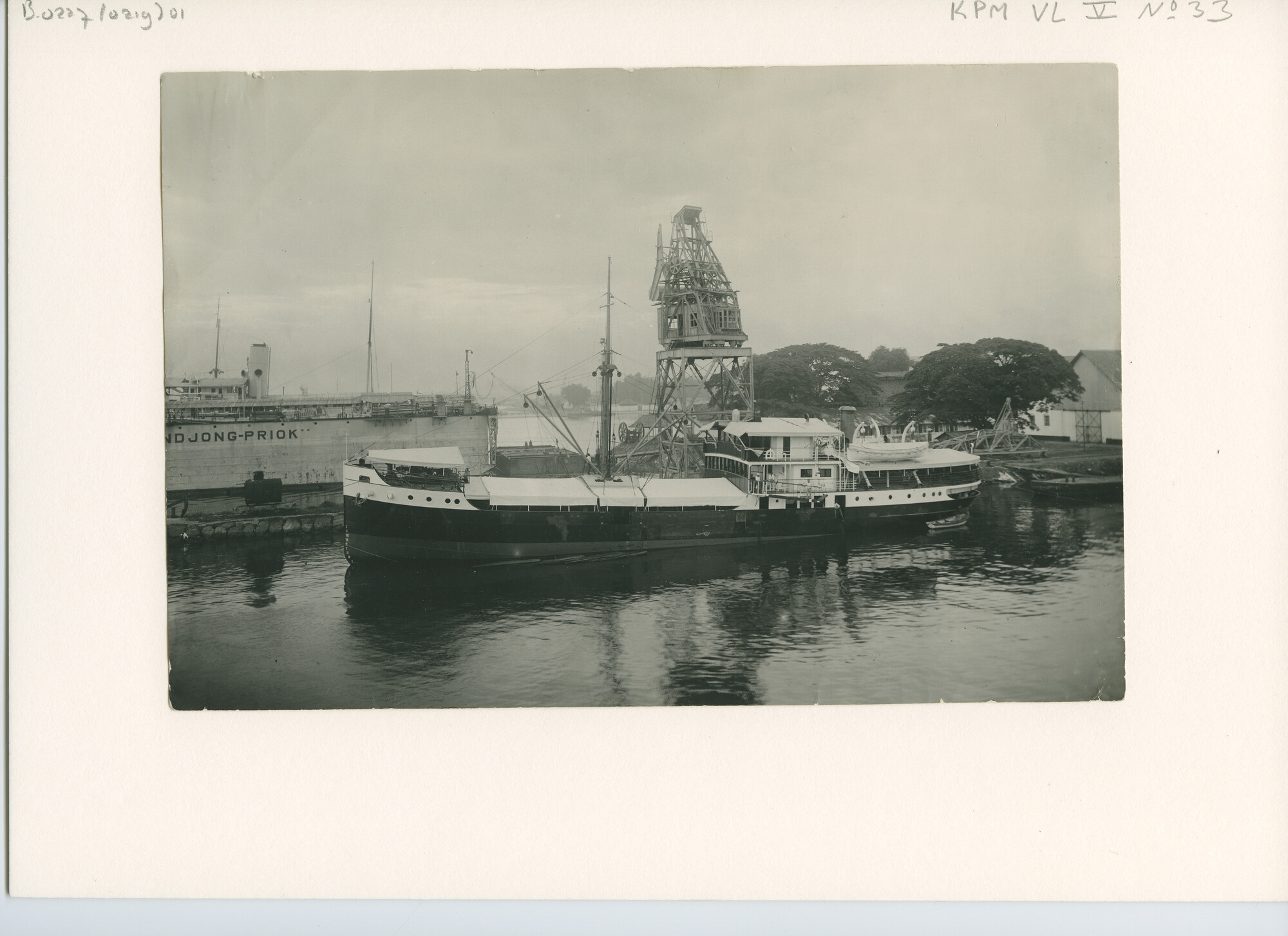 B.0227(0219)01; Foto van de coaster ms. Majang afgemeerd bij de reparatieafdeling van de KPM in Tandjong Priok); foto