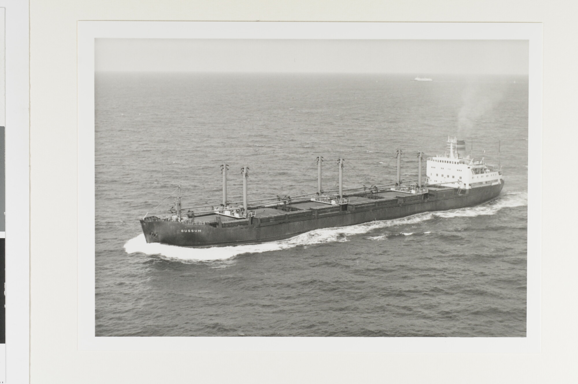 1993.1020; Luchtfoto van de bulk-carrier ms. Bussum (ex- Ferngulf) van de NV; foto