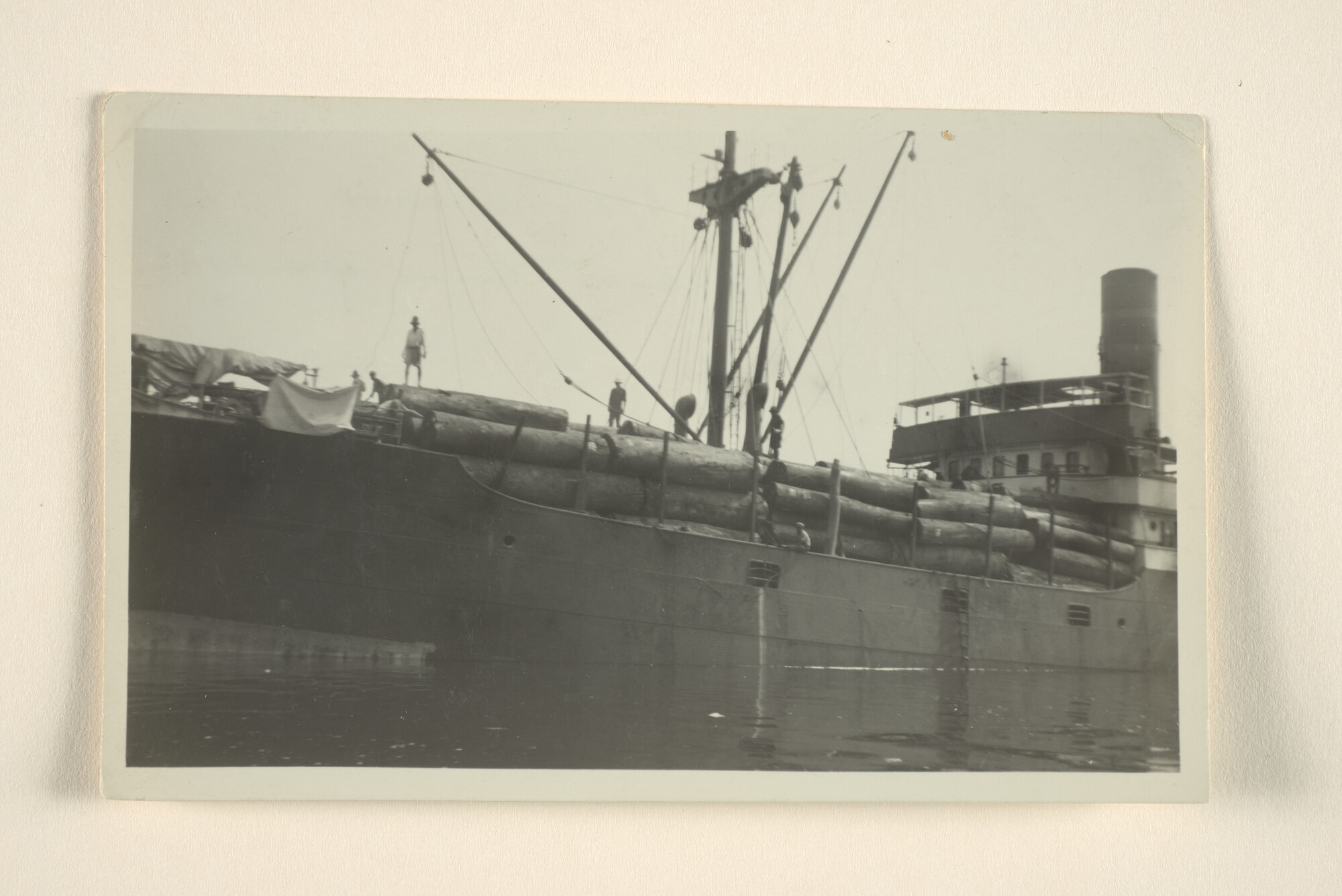 1996.0515; Foto's van het laden van tropisch hardhout aan boord van het vrachtschip ss. 'Rossum' van de Stoomvaart Maatschappij 'Oostzee' te Gabon (Afrika) [...]; fotoreportage