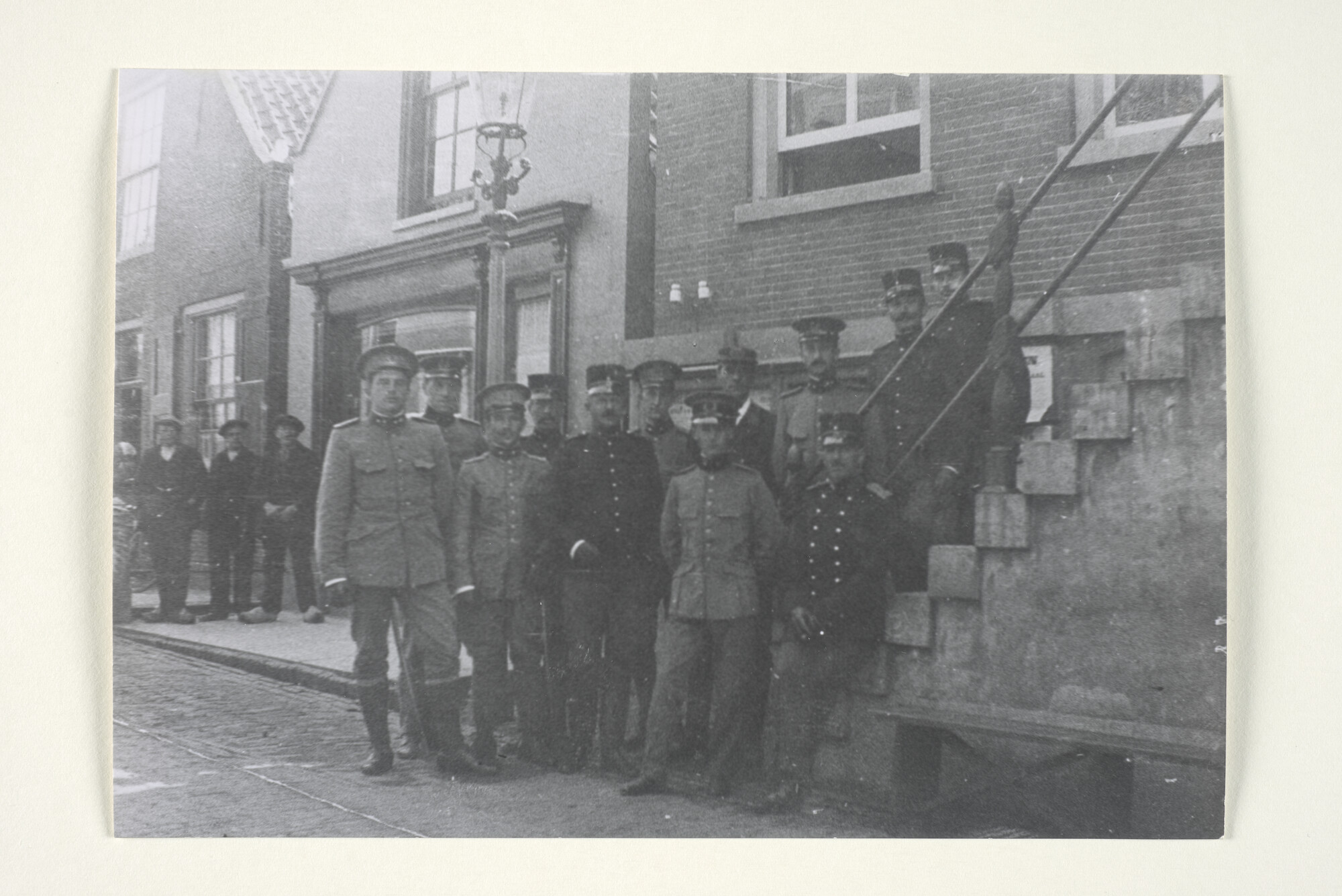 1999.1262; Groepsportret van het R.V. groep Woudrichem te Werkendam, juli 1915; foto