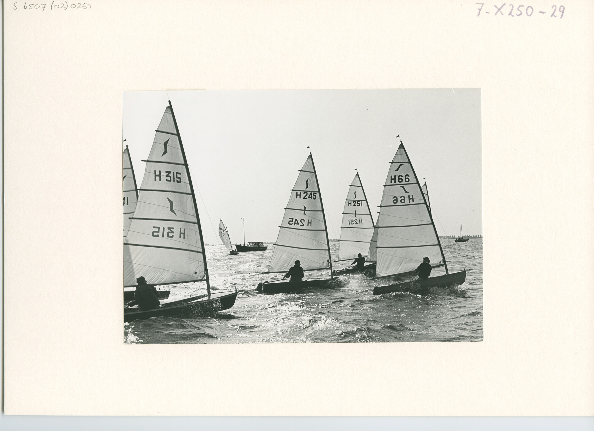 S.6507(02)0251.01; Zwart-wit foto van de Solo-klasse tijdens een wedstrijd op de Westeinderplassen; foto