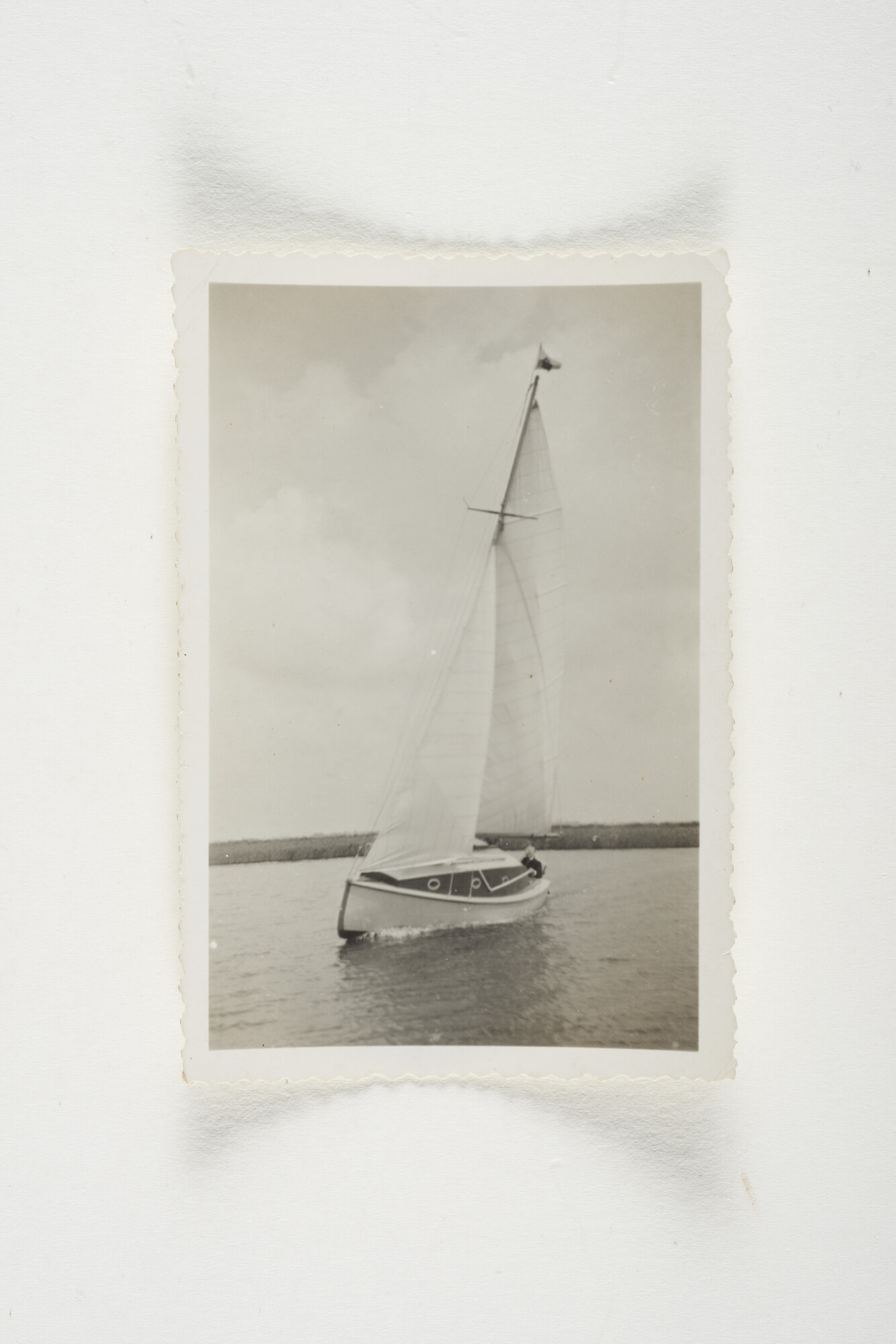2012.1013; Zwart-wit foto van een zeilscheepje; foto