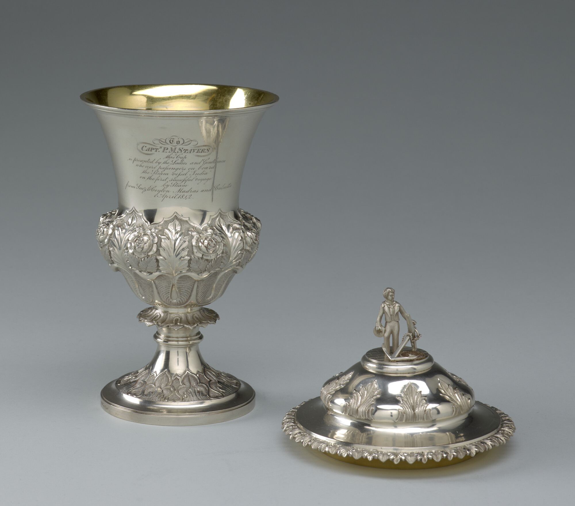 S.0870(01); Zilveren beker met deksel, aangeboden aan kapitein P.M. Stavers; trofee (prijs)