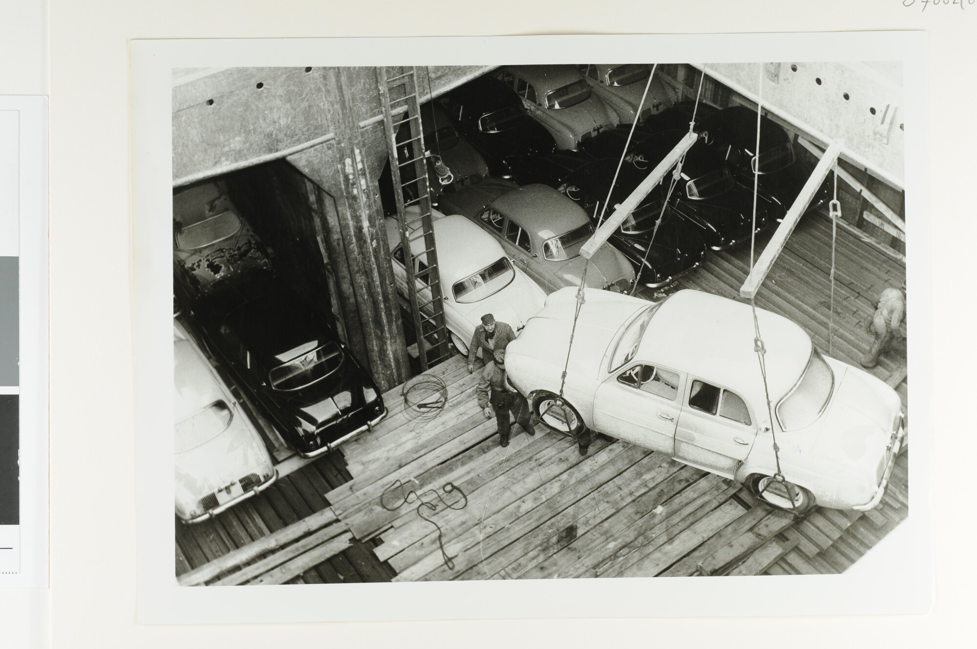 S.7032(019); Foto's van het verschepen van personenauto's (Renault Douphine) met ms. 'Leersum' van de NV; fotoreportage