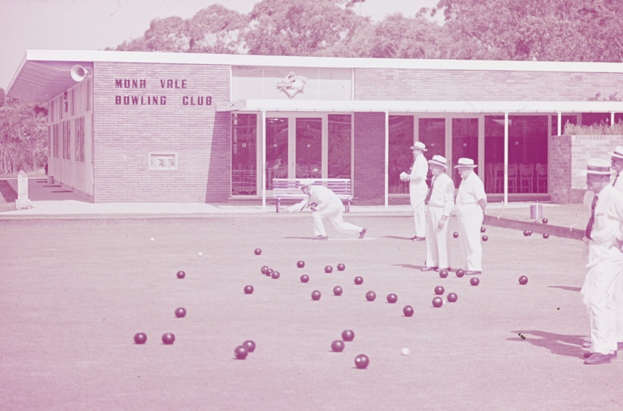 2015.1087; Dia van bowling spelende westerse mannen bij het clubhuis van Muna Vale Bowling Club; diapositief