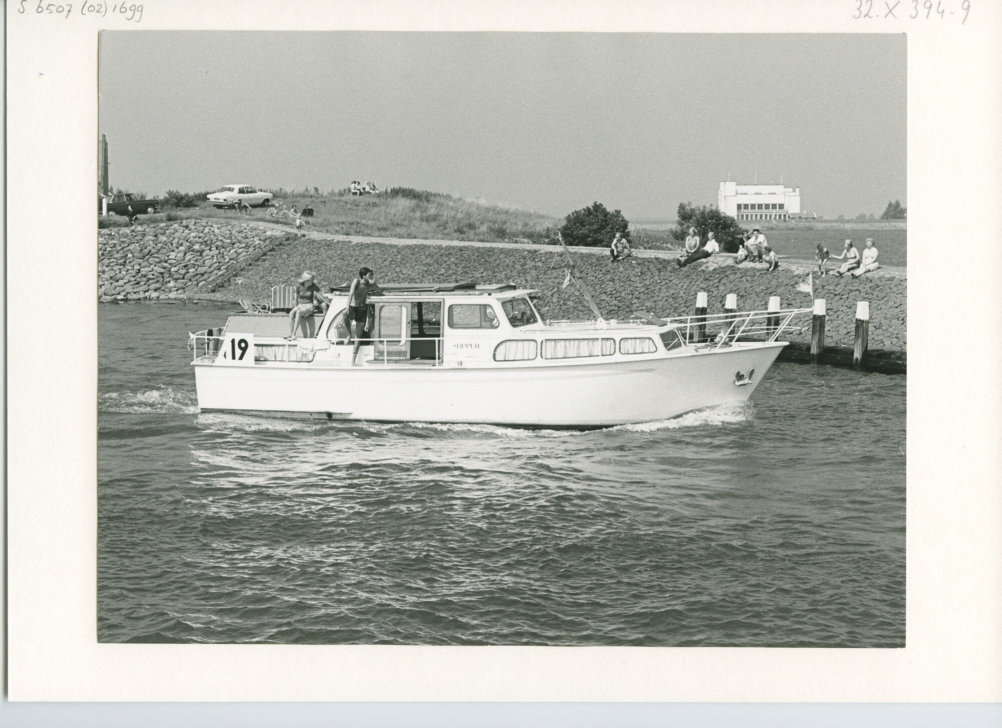 S.6507(02)1699.04; Zwart-wit foto van de deelnemers aan de Pavillon d'Or 1969 verlaten Medemblik; foto