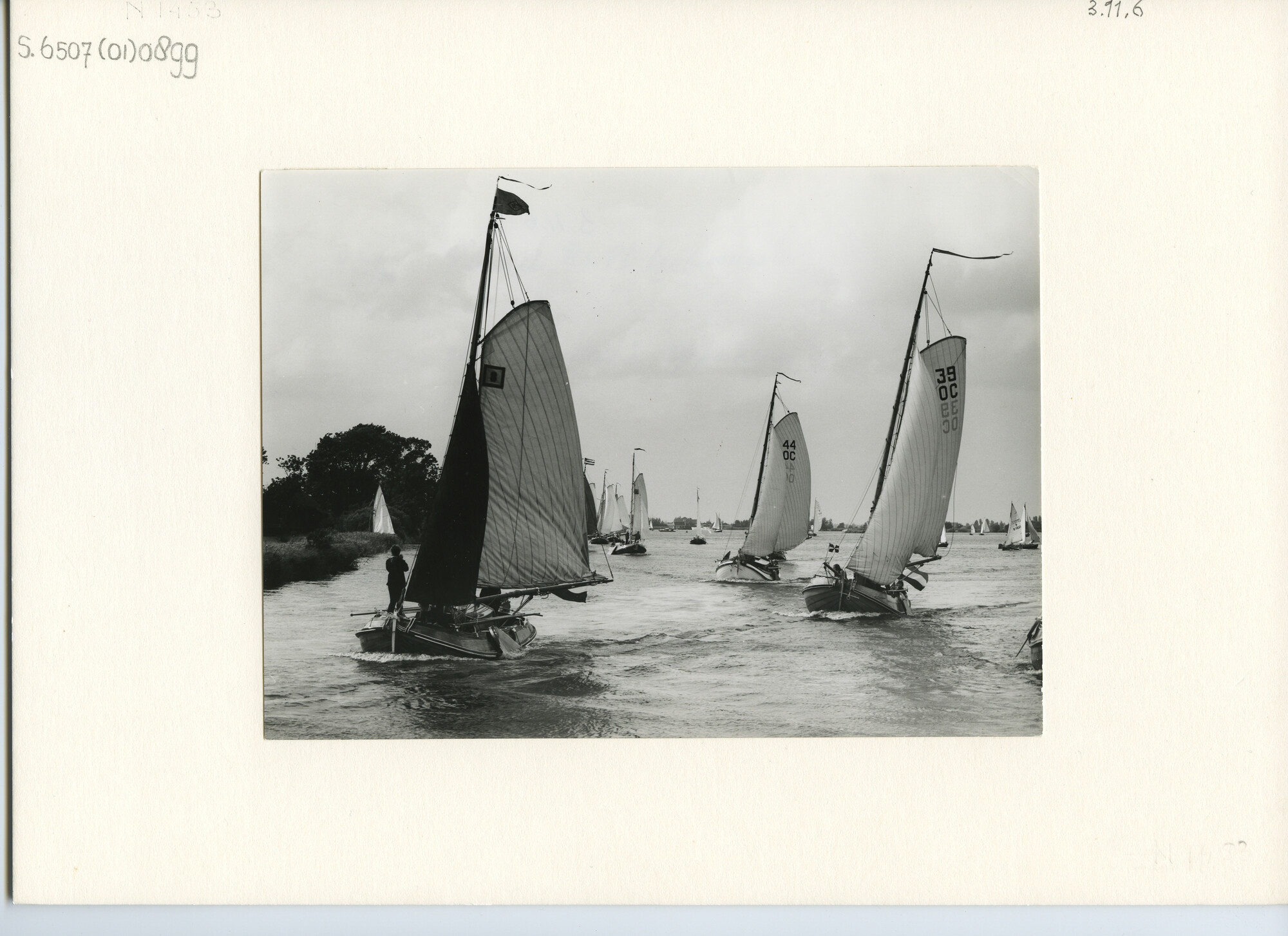 S.6507(01)0889; Foto van de reunie van ronde- en platbodemjachten te Grouw, 1960; foto