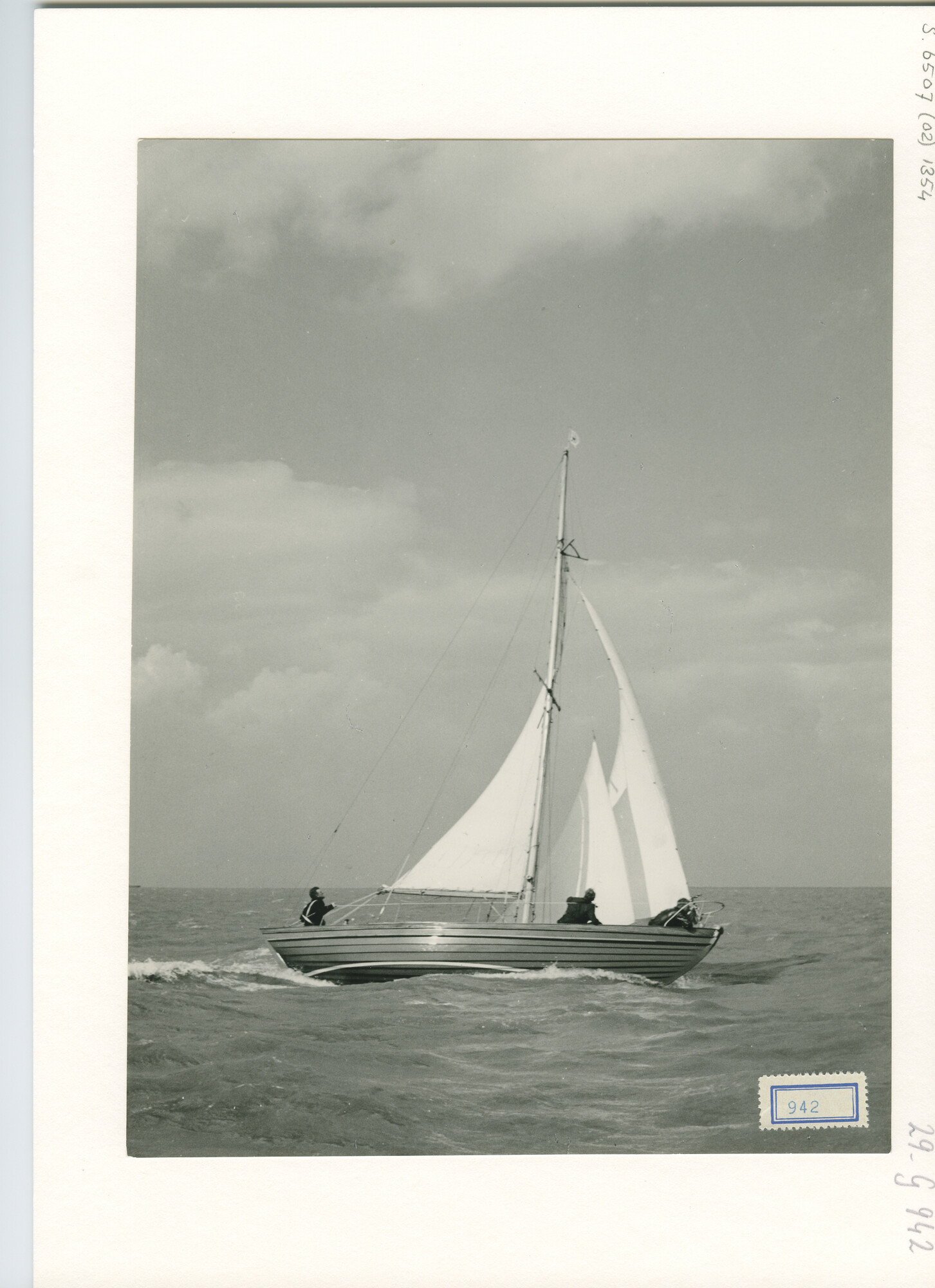 S.6507(02)1354.01; Zwart-wit foto van schepen met gereefd zeil tijdens een wedstrijd van de Hollandweek II op het IJsselmeer; foto