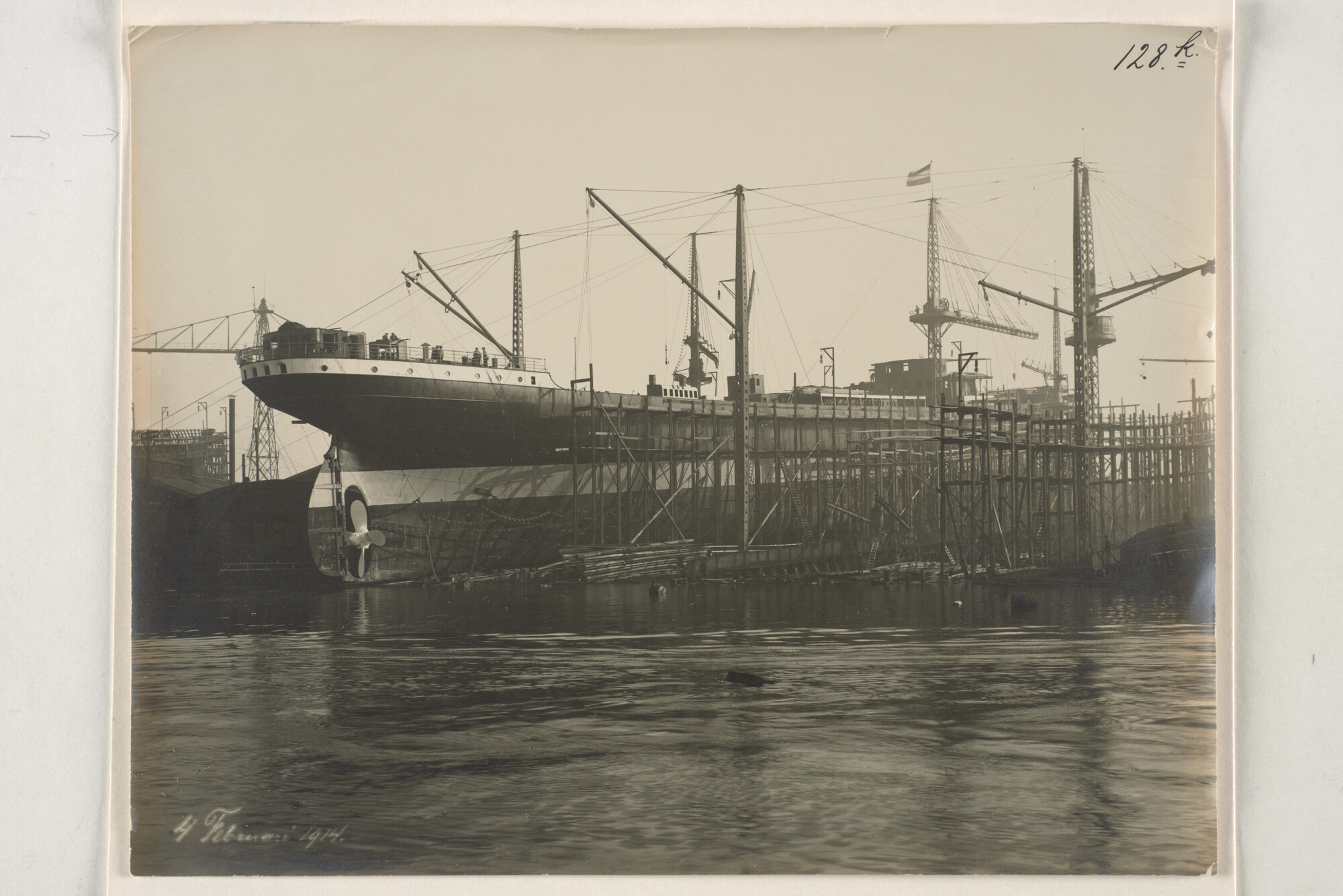 S.5444(0380)2; Foto van ss. Rotti vlak voor en na de tewaterlating ; foto