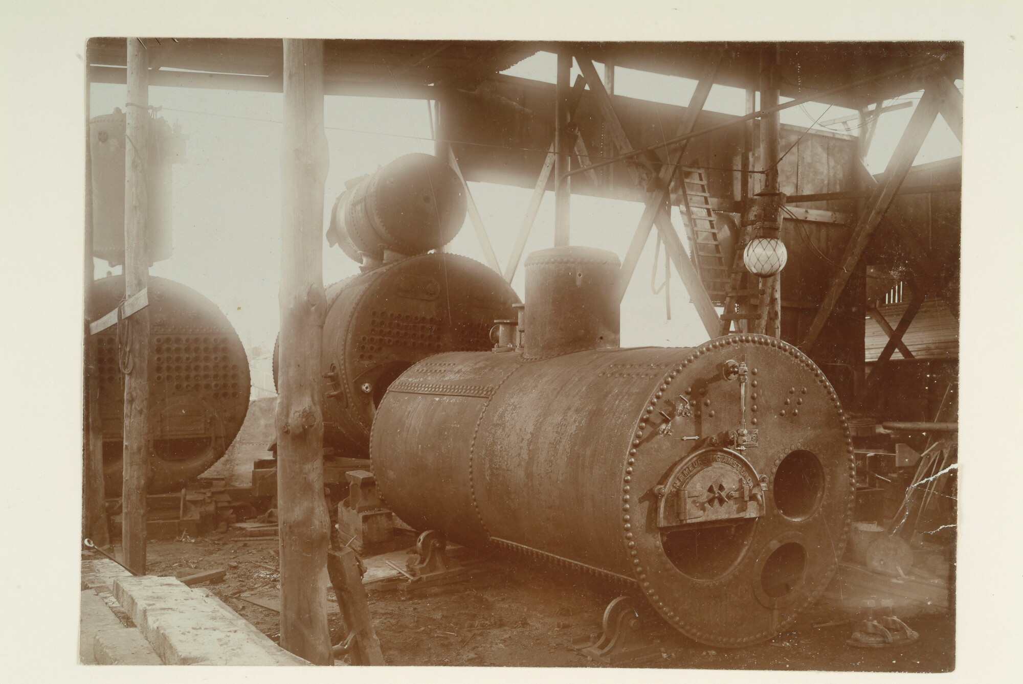 S.1156(06)282; Een stoomketel (nummer 46) gebouwd voor het drijvend droogdok (Oosterdok); foto