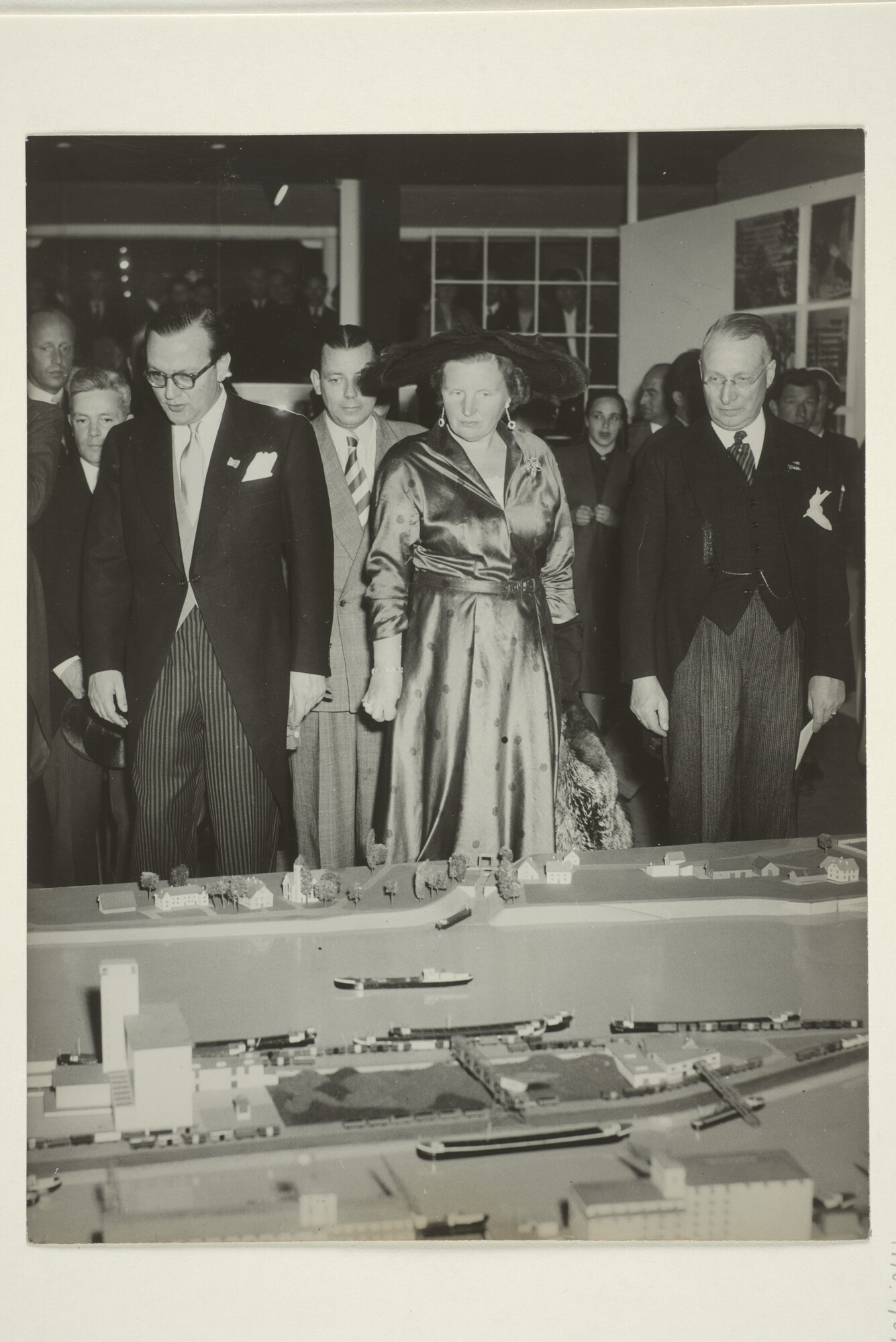 1998.1704; Foto's van de opening van de tentoonstelling 'De Rijn in de RAI' in Amsterdam door koningin Juliana; fotoreportage