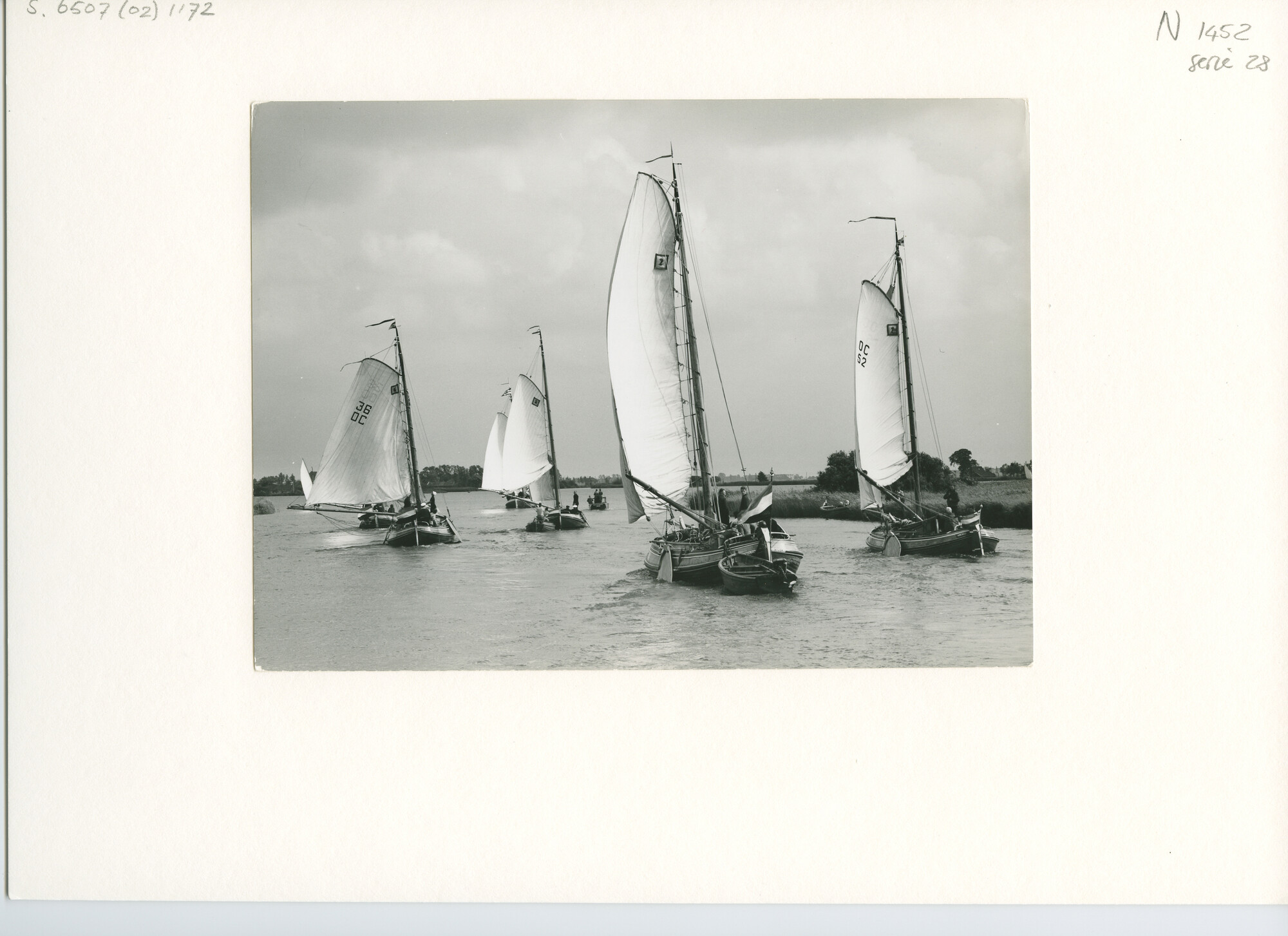 S.6507(02)1172.05; Zwart-wit foto van de reunie van ronde en platbodemjachten te Grouw; foto