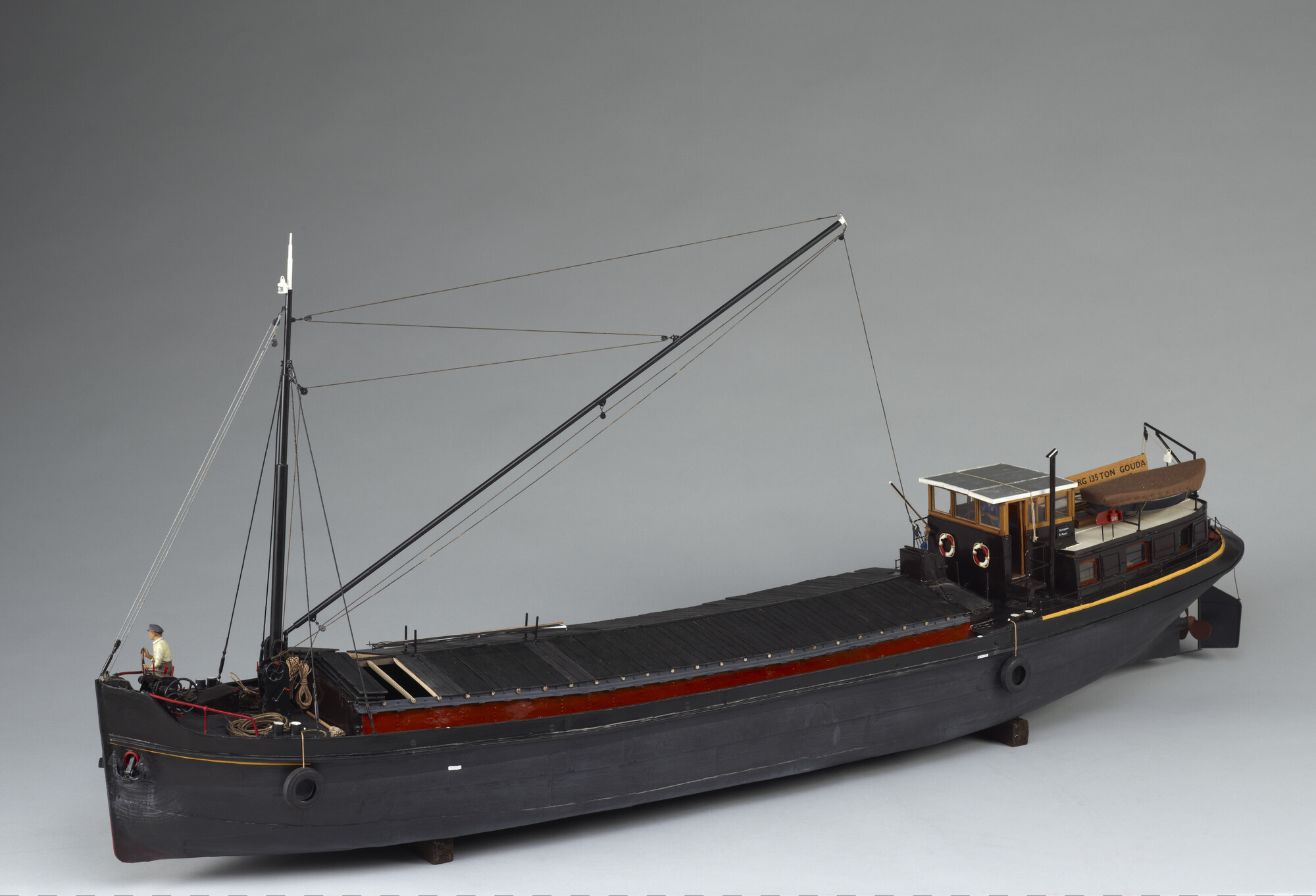 A.5135(01); Model van het luxe motorvrachtschip Eerste Zorg; scheepsmodel