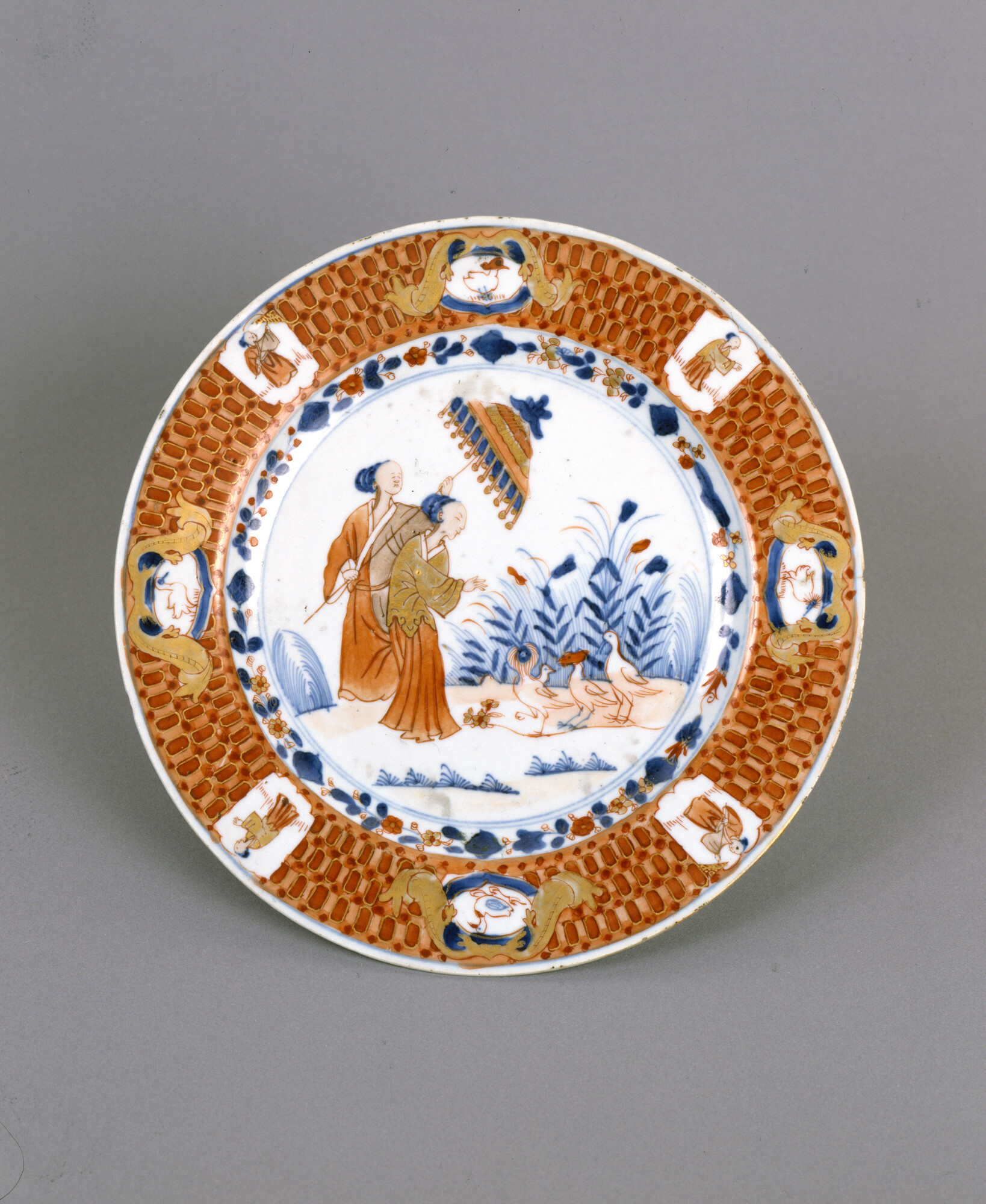 A.3536(01); Bord van Chinees porselein met een voorstelling van twee vrouwen met een parasol; plat bord