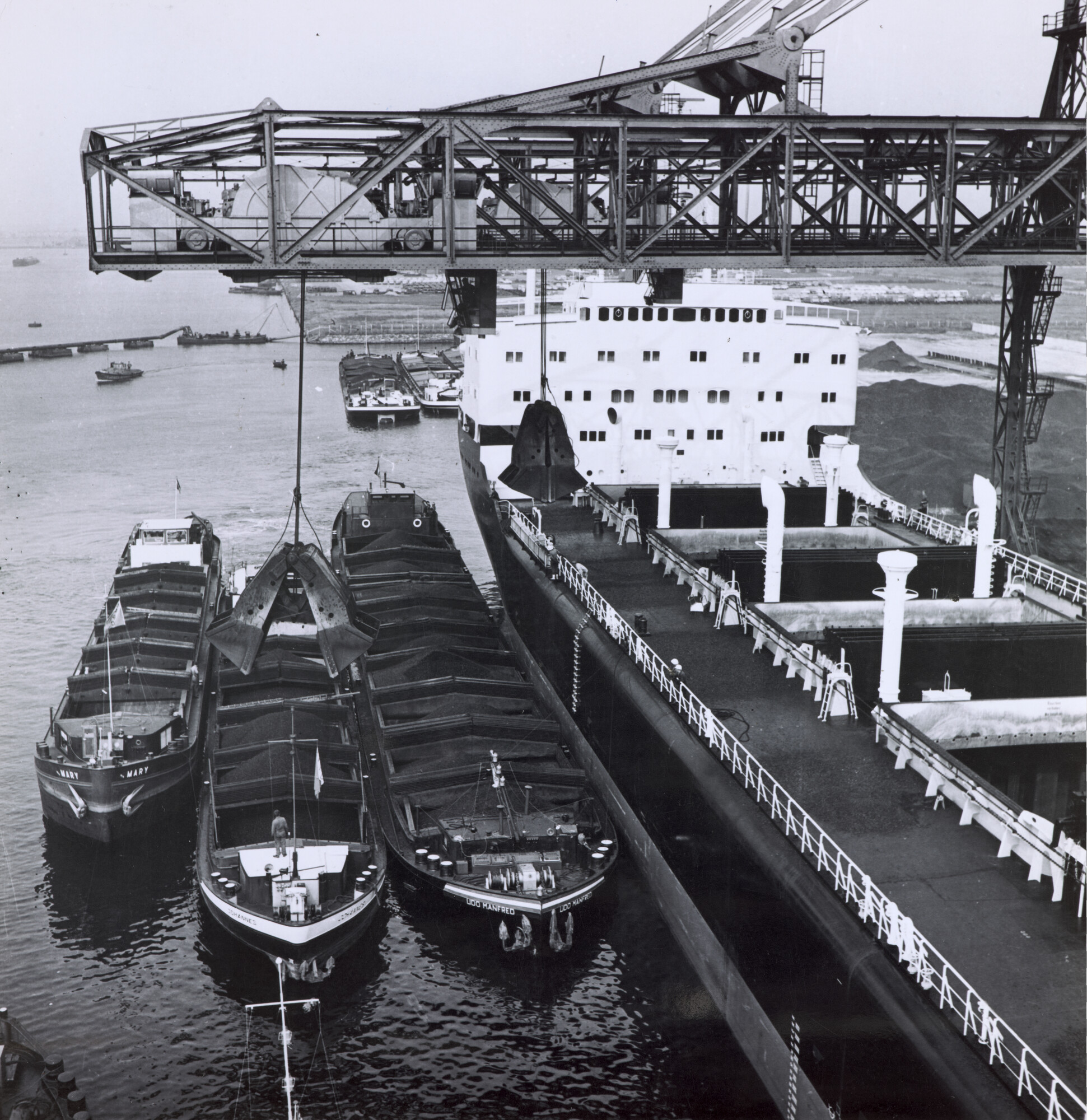 1998.0241; Massagoedoverslag vanuit een bulkcarrier op de binnenvaartschepen Mary [...]; foto