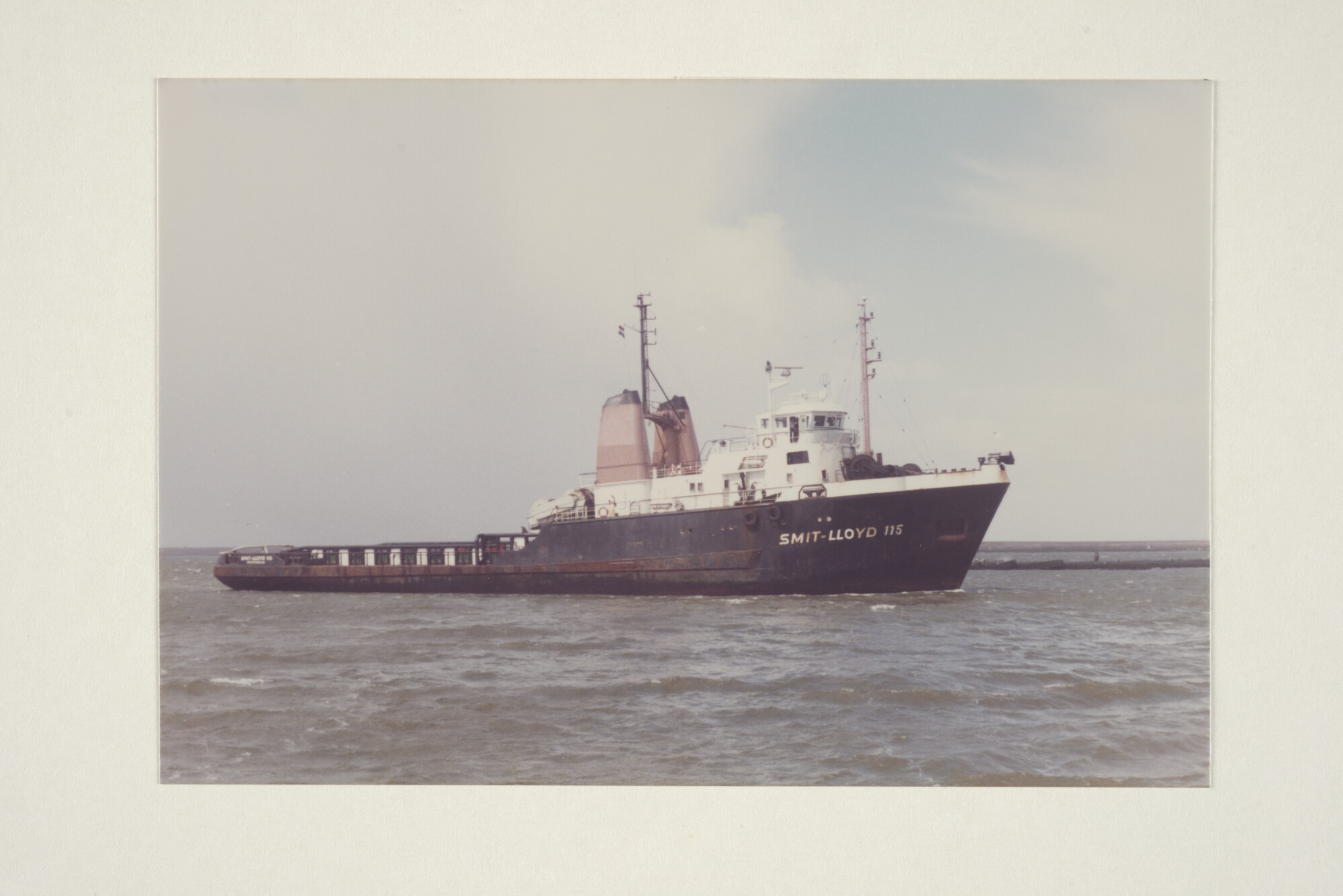 1997.4679; Kleurenfoto van het bevoorradingsschip 'Smit Lloyd 115' van Smit Lloyd BV; foto