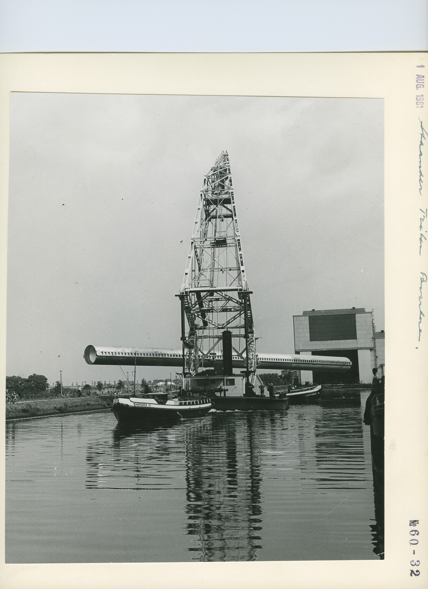 S.5444(03749)05; Foto van het transport van een poot voor het booreiland Triton uit de [...]; foto