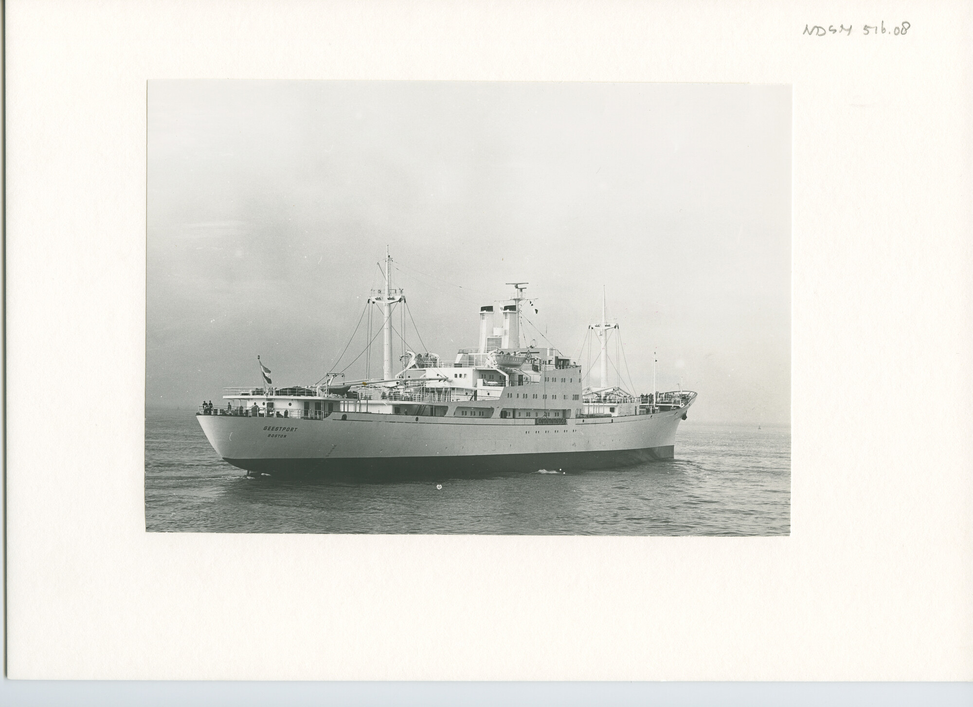 S.5444(02970)05; Foto van het koelvrachtschip ms. Geestport verlaat IJmuiden voor de [...]; foto