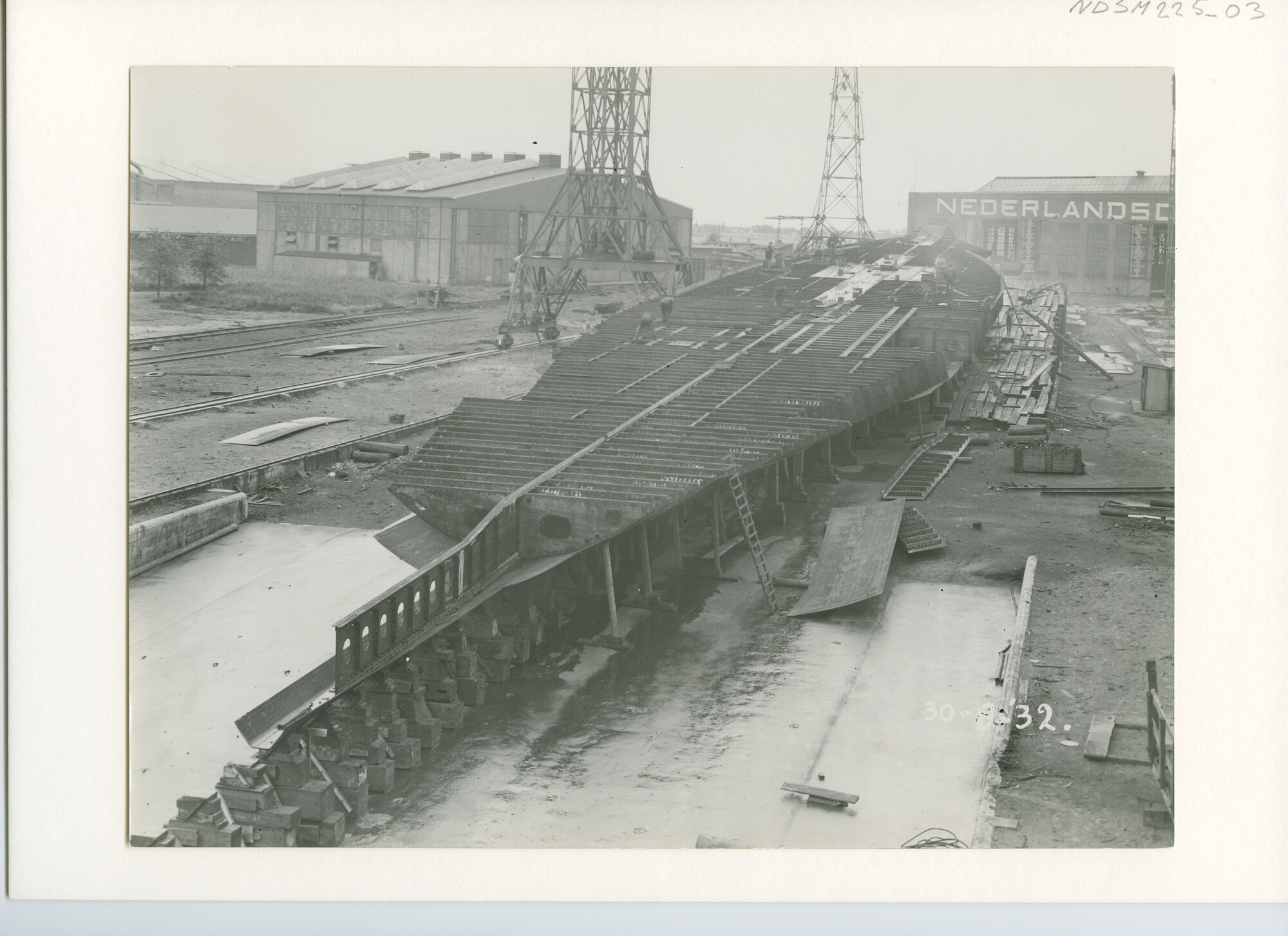 S.5444(1029)03; Foto van het vrachtschip ms. Tarn in aanbouw bij de NSM; foto