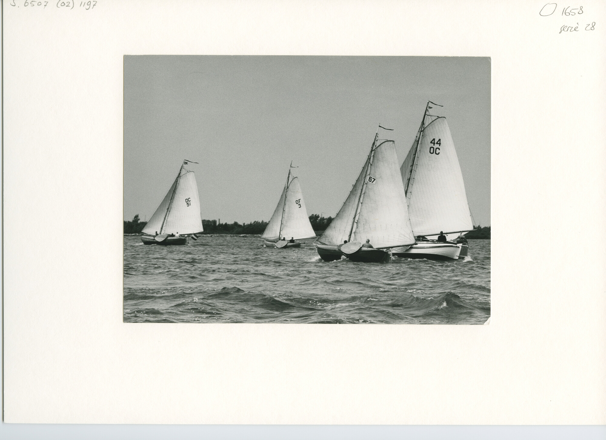 S.6507(02)1197.04; Zwart-wit foto van de start ronde en platbodemjachten op de Westeinderplassen: botter 'Jan Klaassen (9 OB) [...]; foto