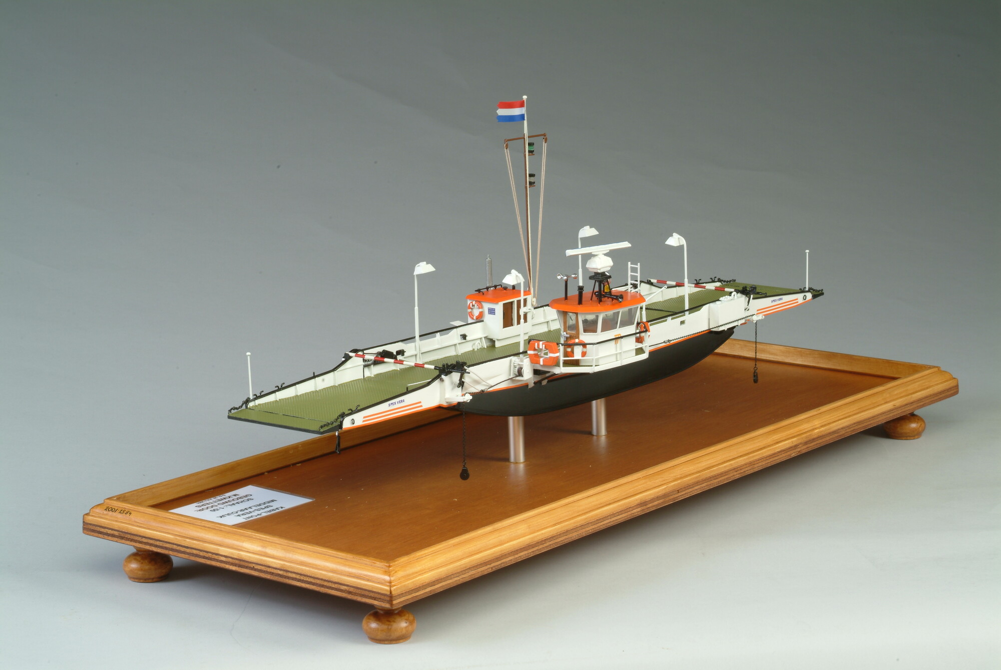 2001.2584; Model van de kabelpont Spes Vera voor de veerdienst Middelaer-Cuyck; scheepsmodel