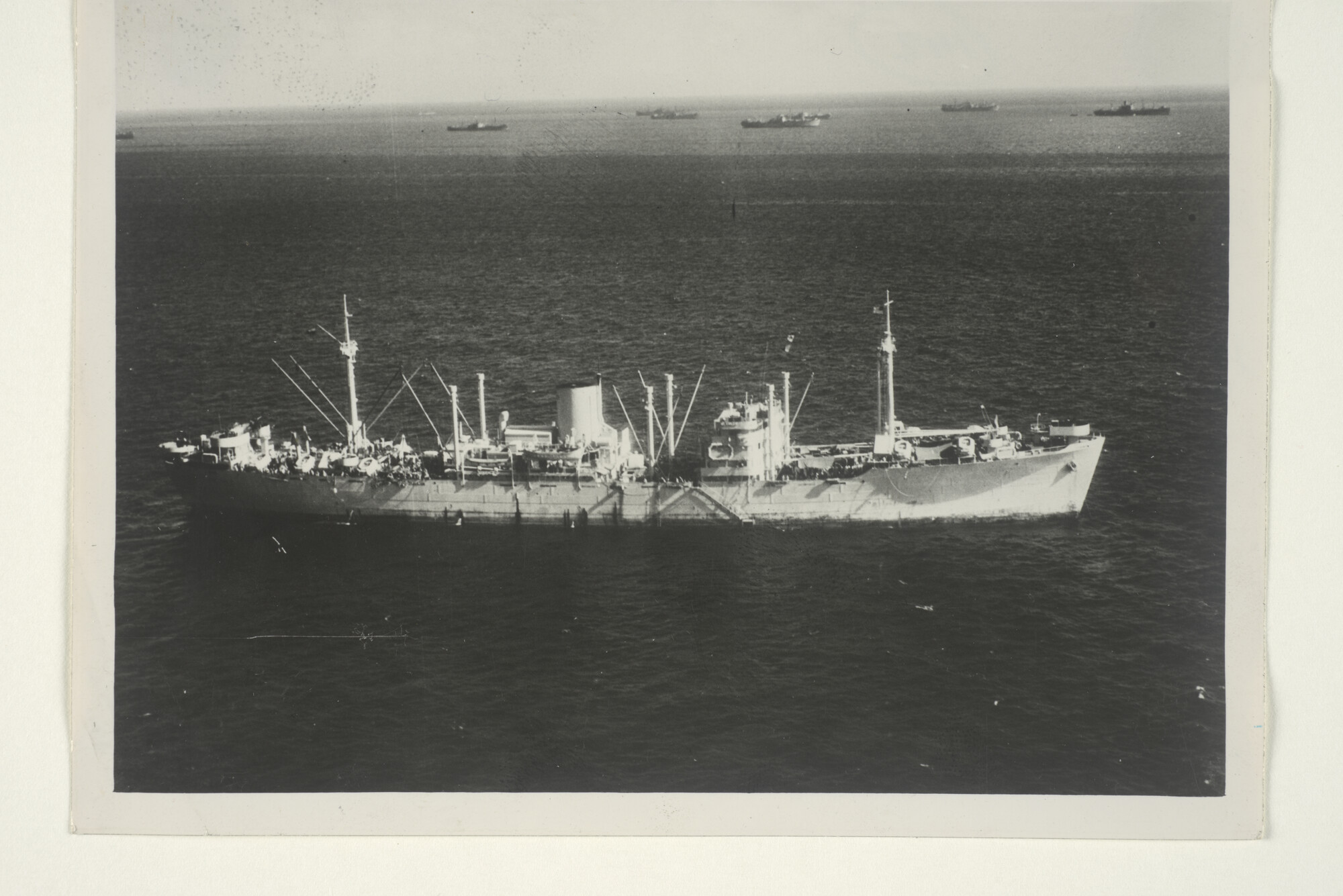 2000.3429; Het vrachtschip ms. Weltevreden van de Rotterdamsche Lloyd in oorlogsgrijs, andere geallieerde schepen in de lagune van het atol Eniwetok; foto