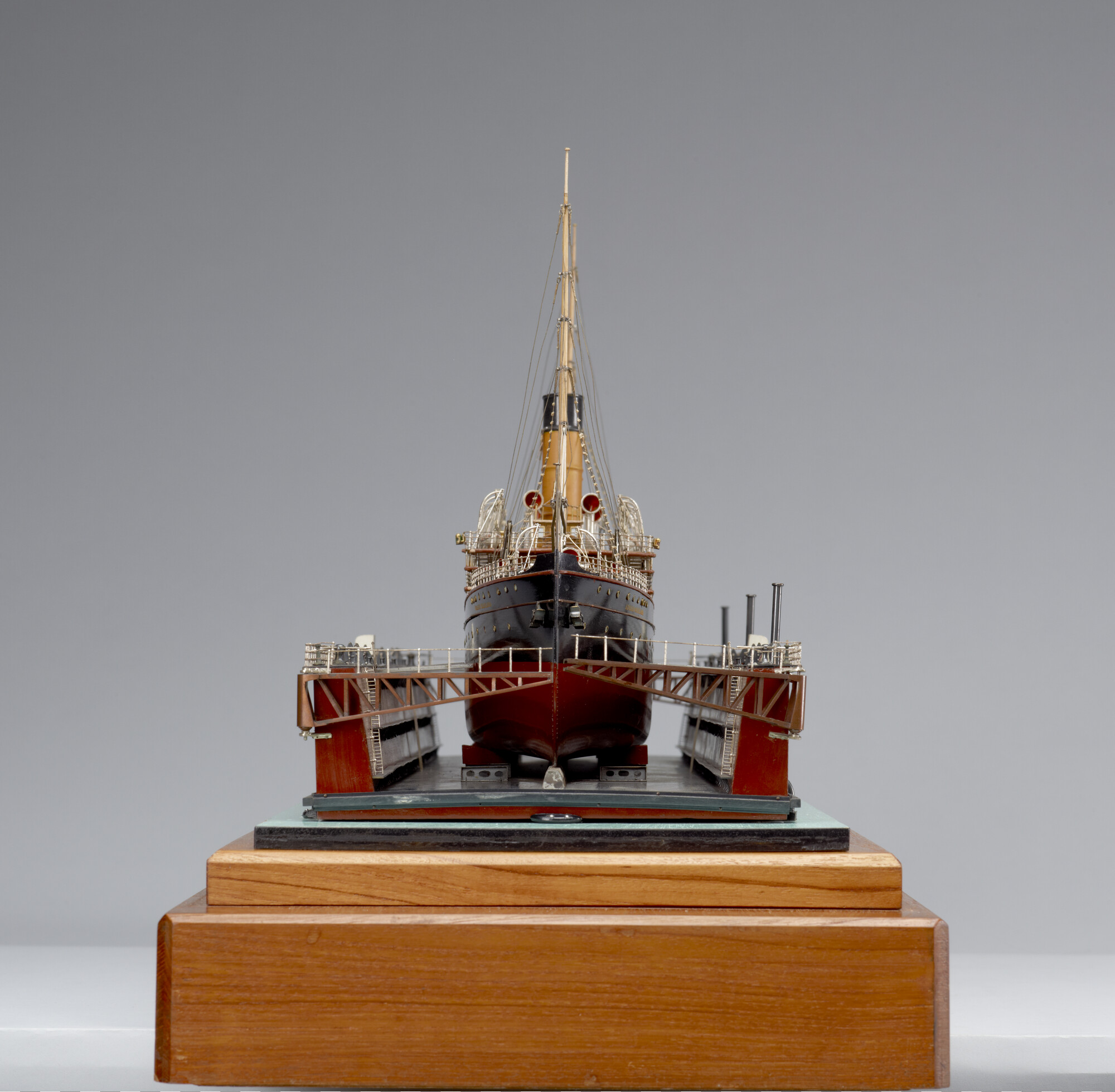 A.5674(11); Model van het Wilhelminadok van de Amsterdamsche Droogdok Maatschappij; scheepsmodel