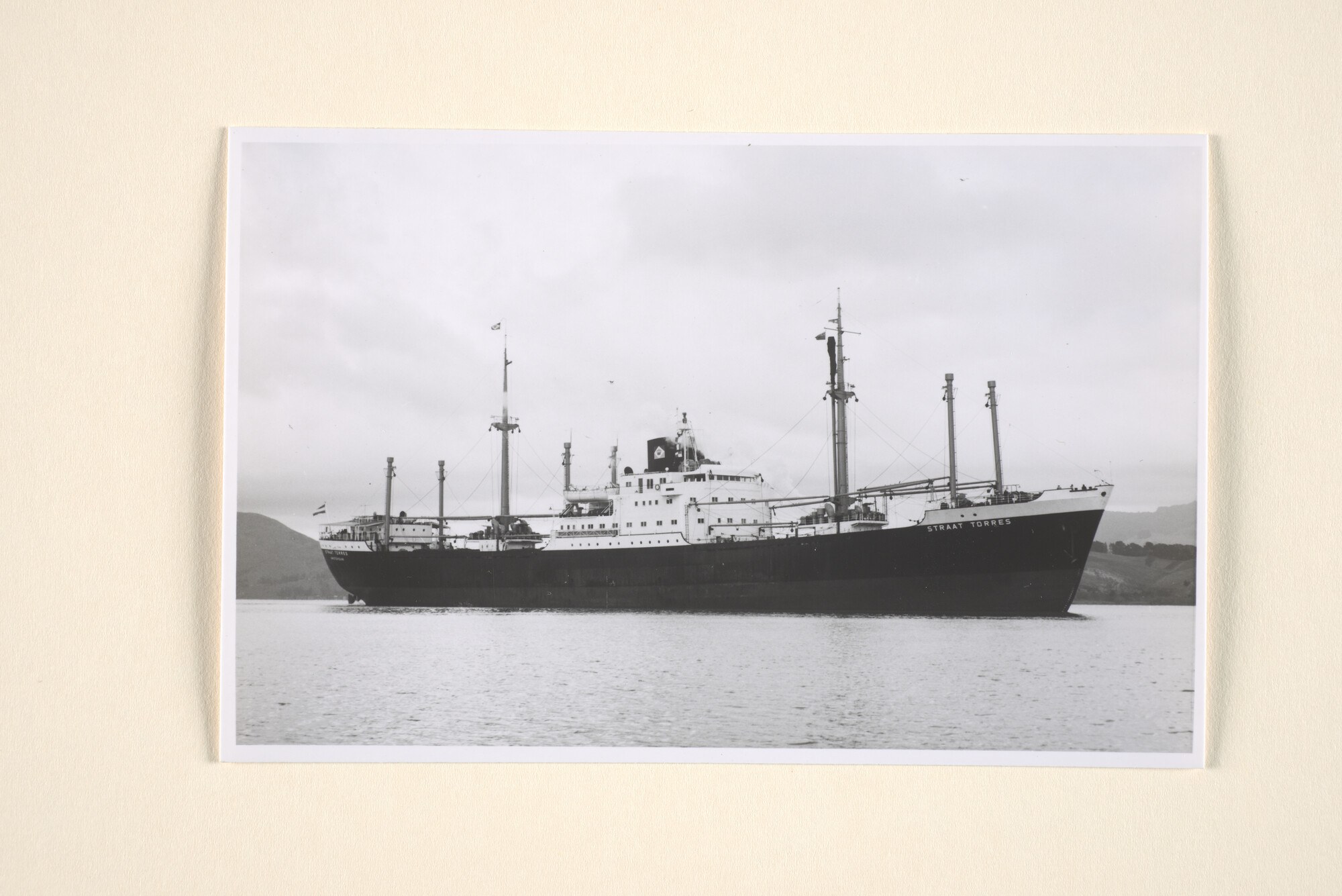 1995.6399; Het vrachtschip ms. Straat Torres van de KJCPL varend op een buitenlandse rede; foto