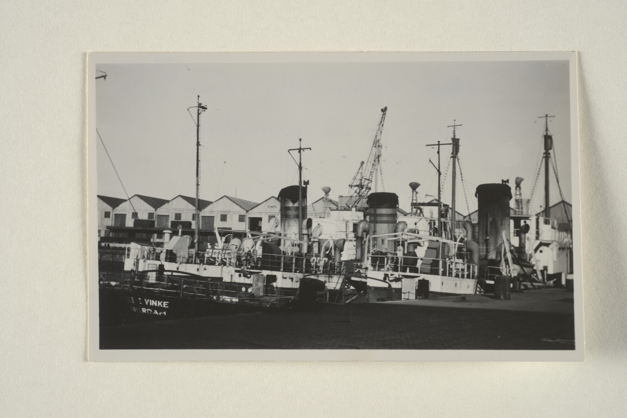 1996.4325; Foto's Collier Jetty: Gezicht op de Cross Berth (met de loods van Vinke & Co (Netherlands Whaling co.) in de haven van Kaapstad; fotoreportage