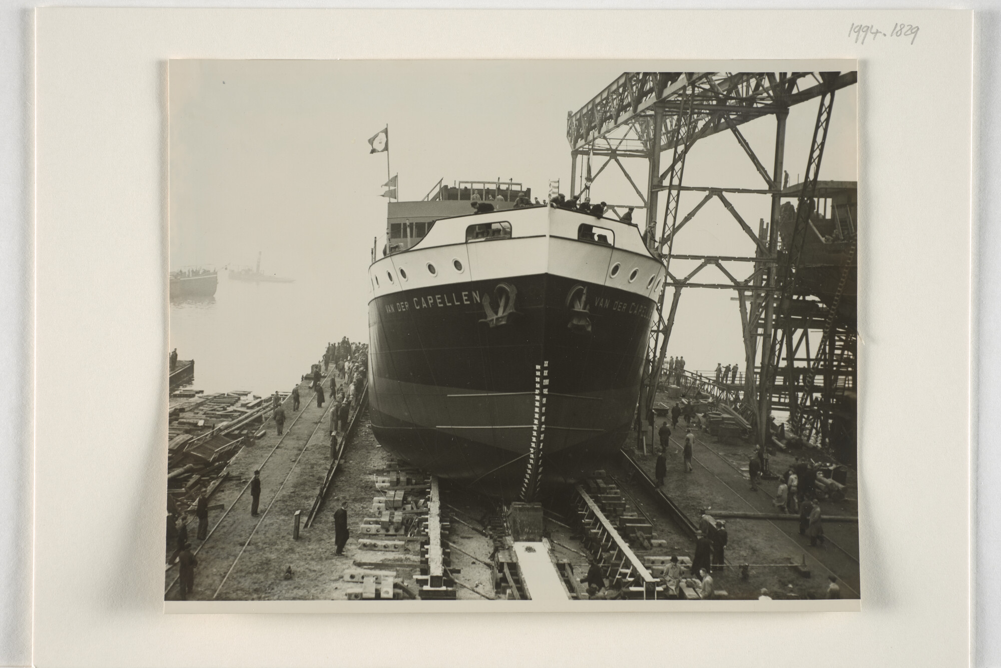 1994.1829; De tewaterlating van ms. 'Van der Capellen' van de KPM bij de Machinefabriek en Scheepswerf van P. Smit jr; foto