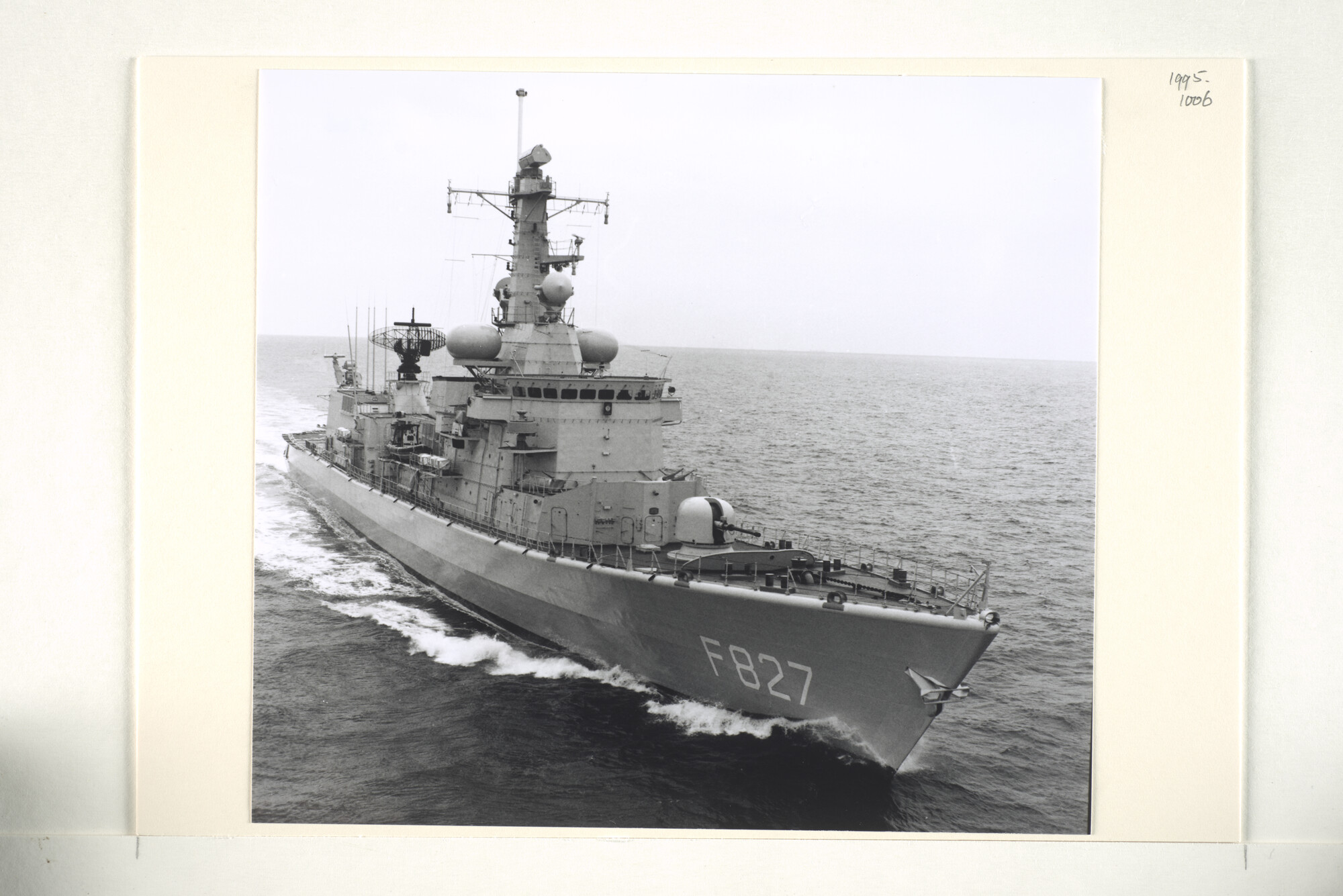 1995.1006; Luchtfoto van het M-fregat Hr.Ms. Karel Doorman (F 827) op zee [...]; foto