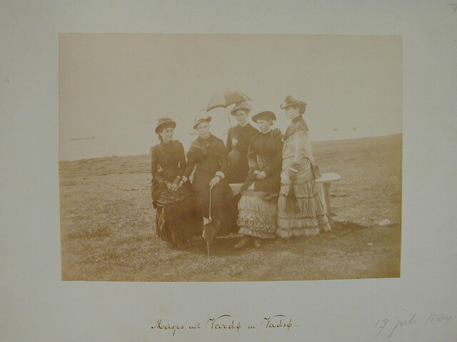 S.3986(01); Map met een verzameling losse foto's gedeeltelijk met onderschrift van de zevende Noordpoolexpeditie van de Willem Barents in 1884; fotoalbum