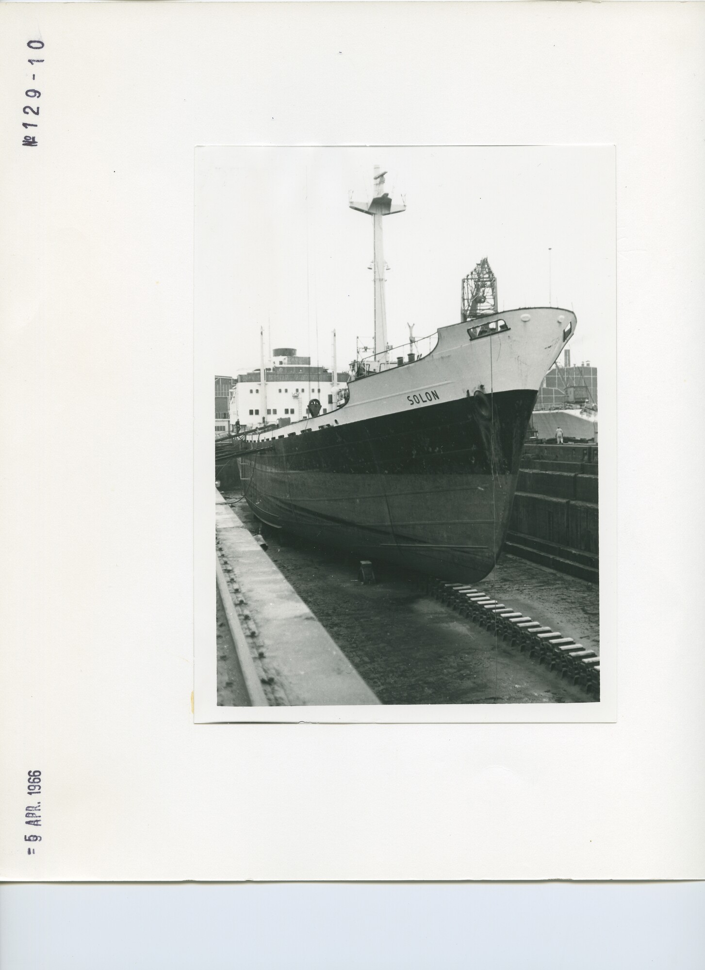 S.5444(4561)10; Foto van de verlenging van het vrachtschip ms. Solon van de KNSM; foto