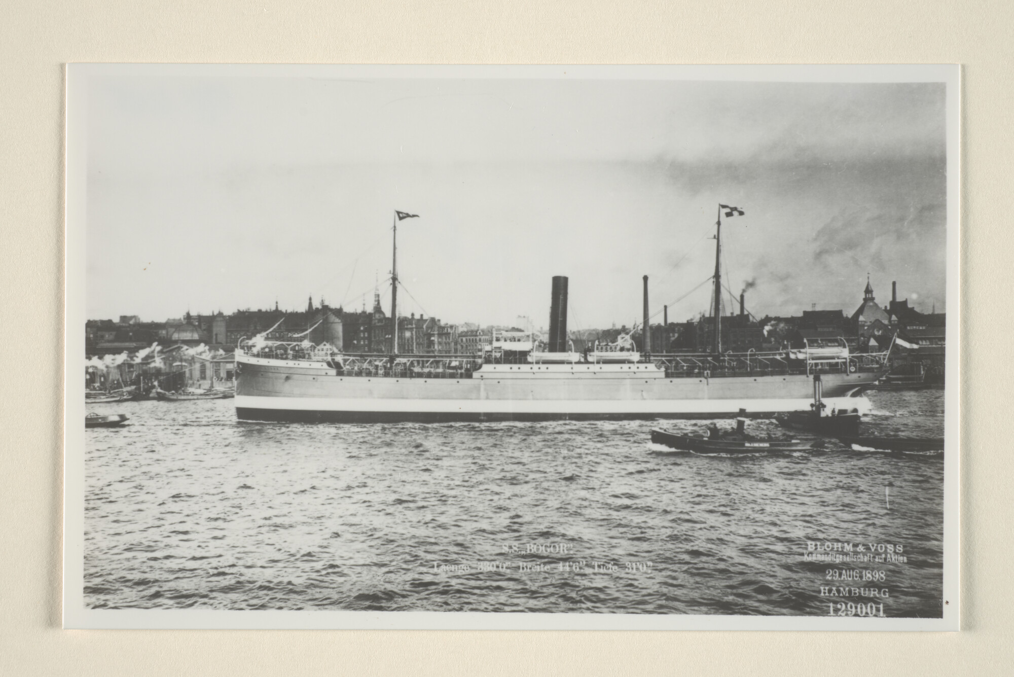 1995.5145; Het vrachtschip ss. 'Bogor' van de Rotterdamsche Lloyd vertrekt uit een haven; foto