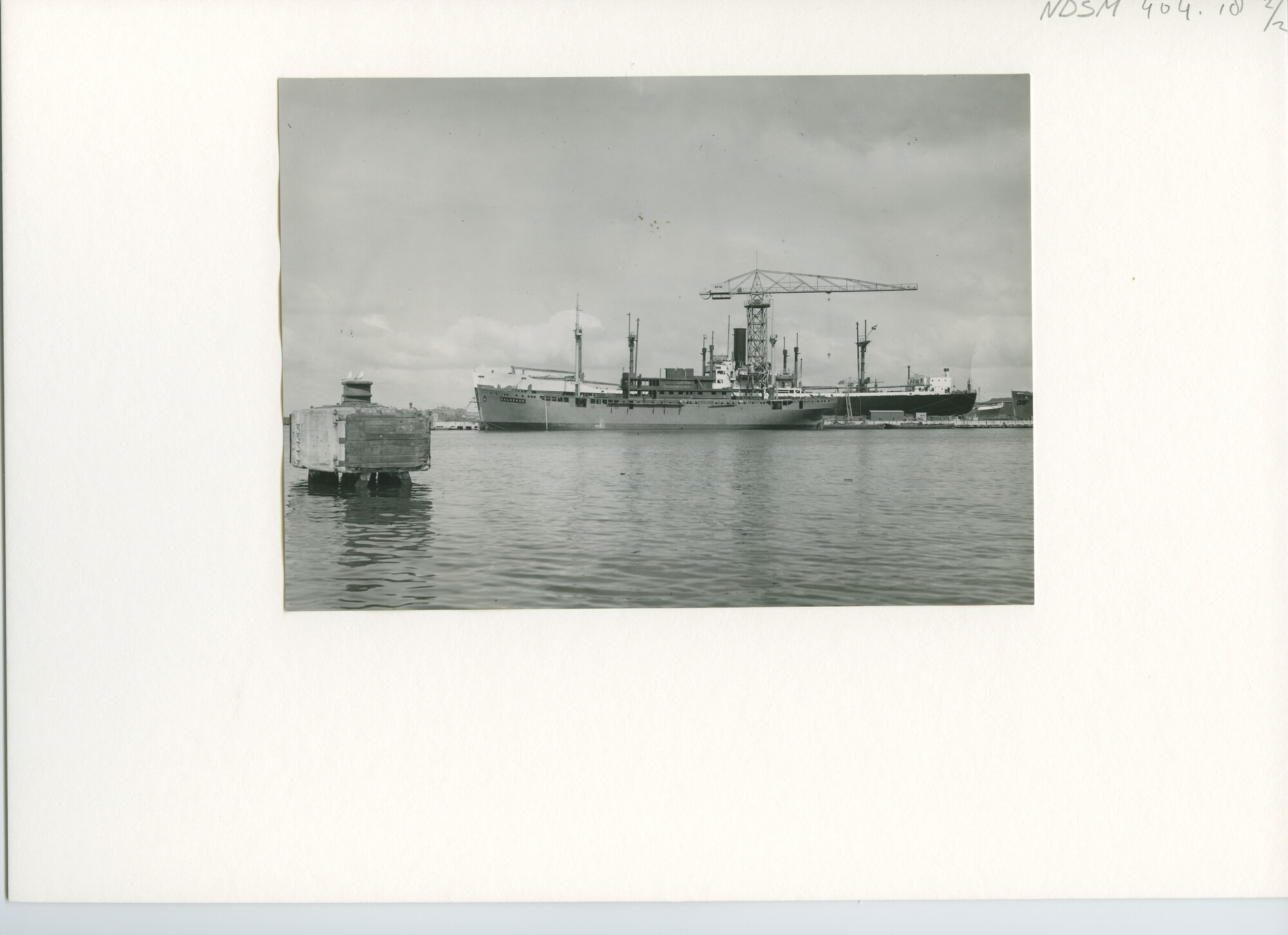 S.5444(1725)2; Foto van ms. Kaloekoe afgemeerd aan de afbouwkade; foto