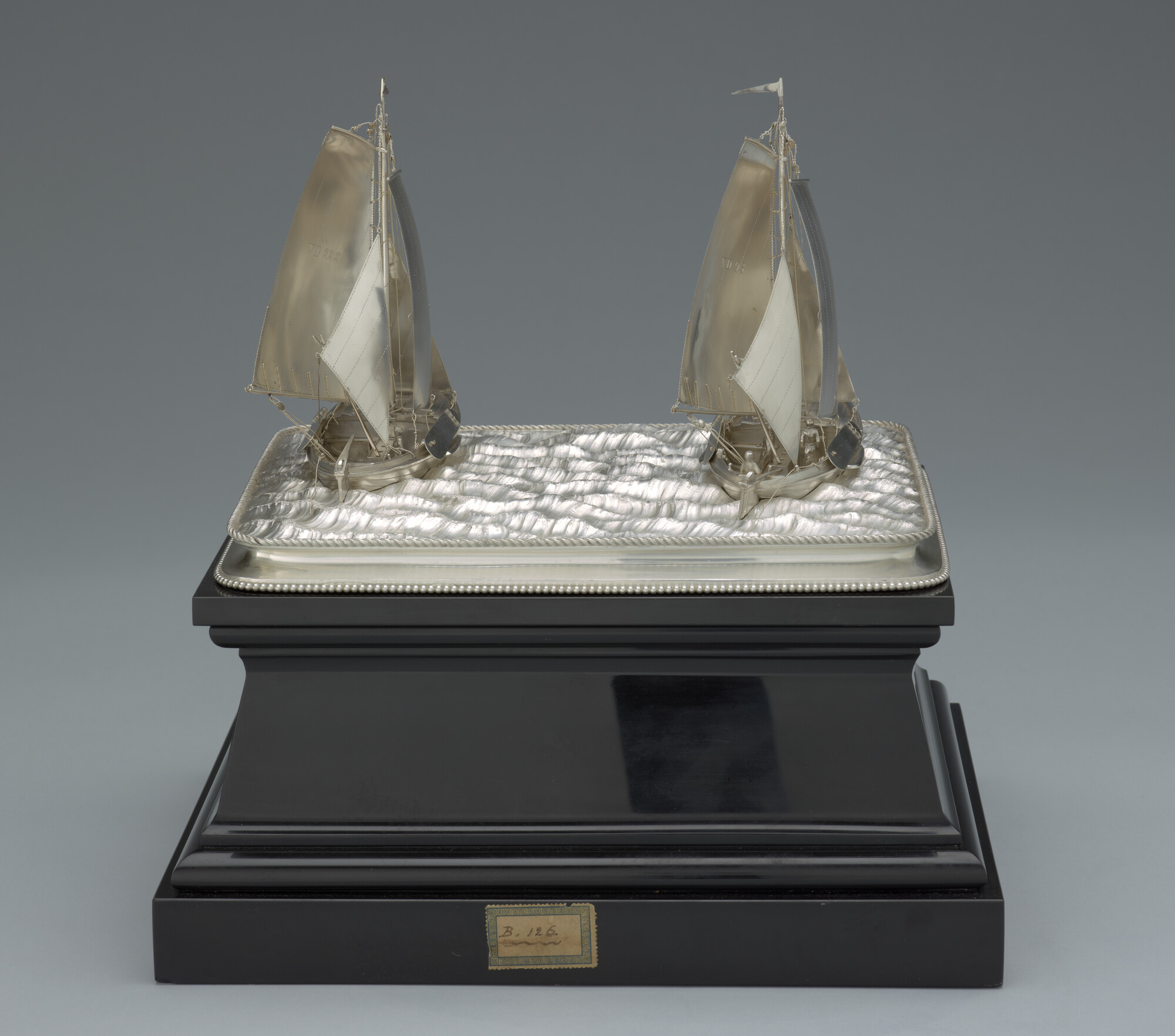 B.0126; Zilveren model van in span varende botters; scheepsmodel