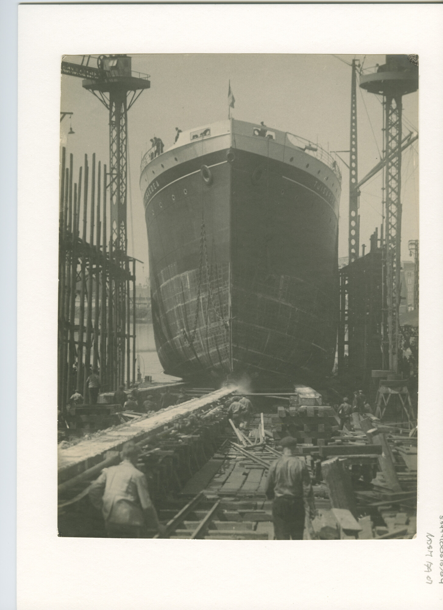 S.5444(0616)4; Foto van de tewaterlating van het vracht-passagiersschip ss. Tjisaroea; foto