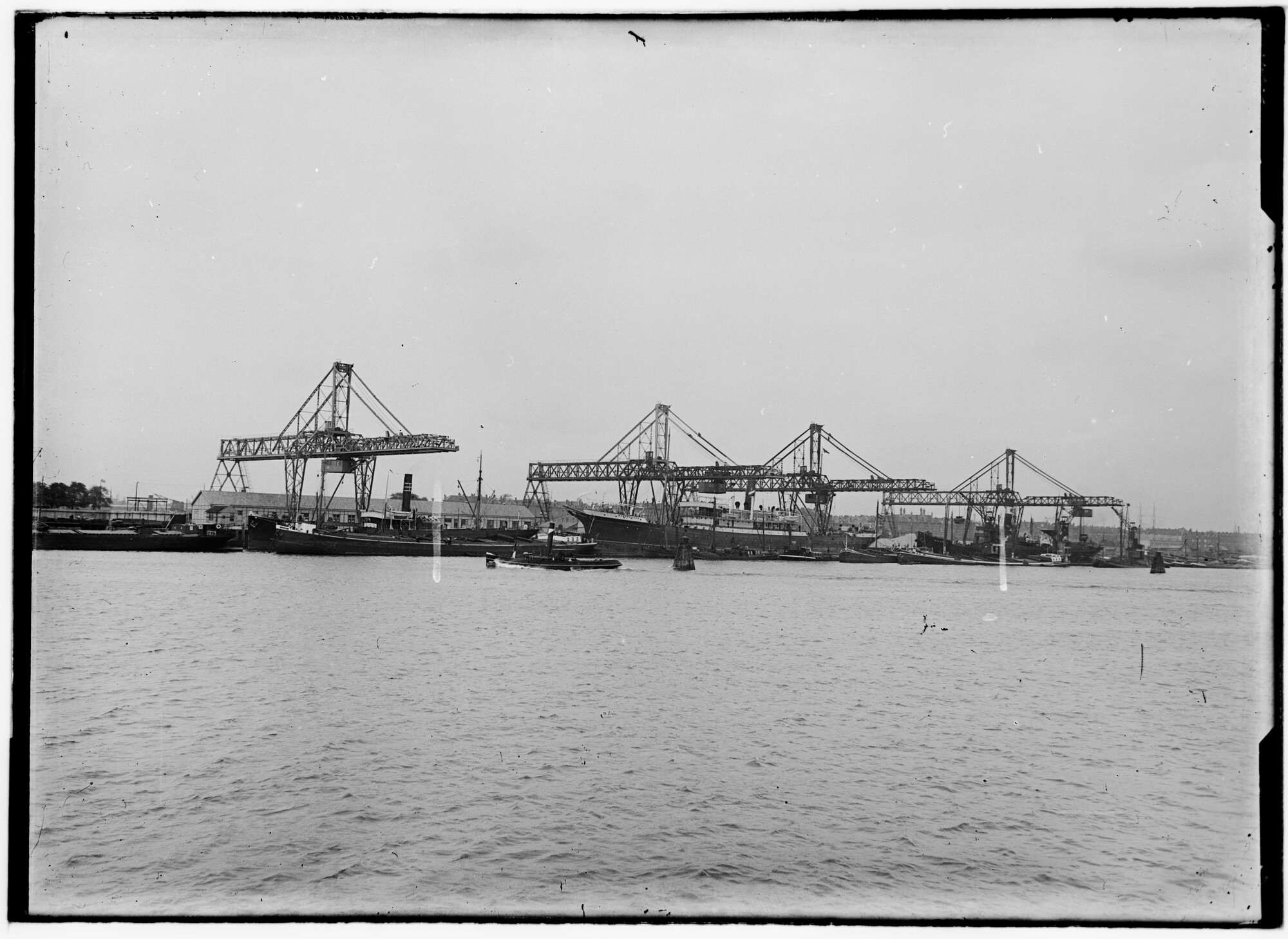 2018.0992; Glasnegatief van het vrachtschip Beekbergen (Nederlands, 1911); glasnegatief