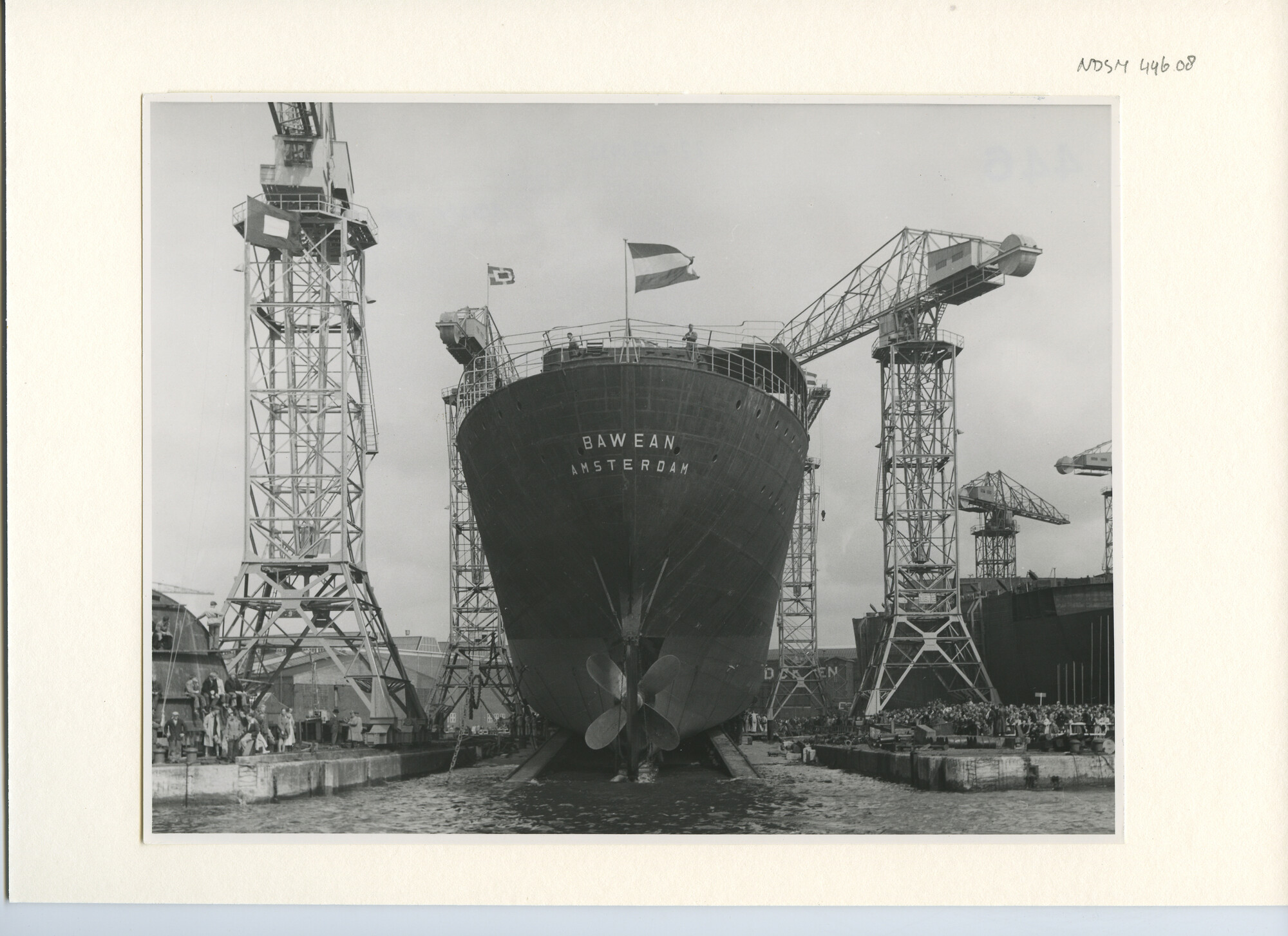 S.5444(2256)2; Foto van het vrachtschip ms. Bawean, klaar voor de tewaterlating bij de NDSM; foto