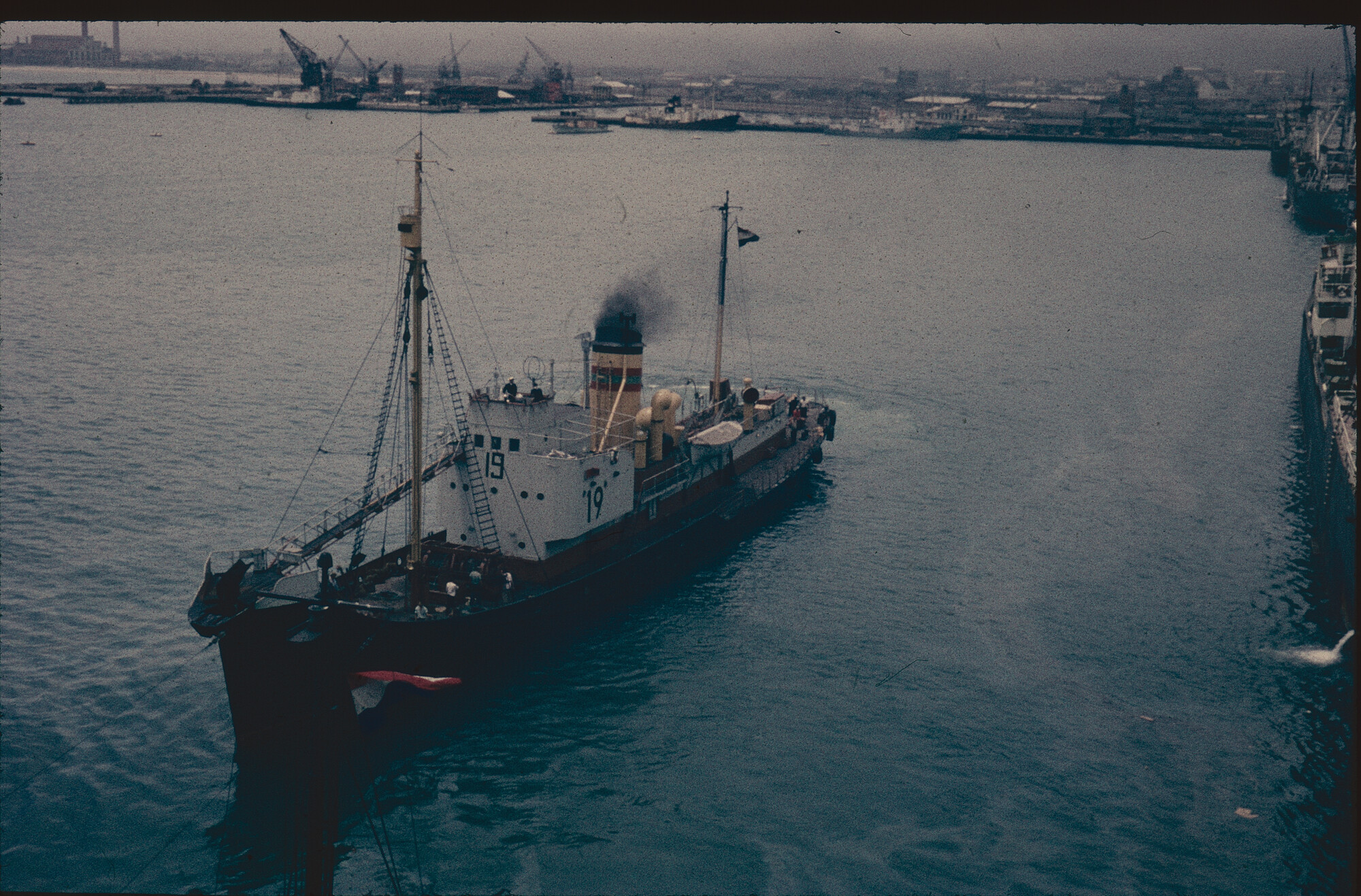 2024.4041; Kleurendia gemaakt door dr. Hans de Jong, assistent-scheepsarts a/b walvisvaarder Willem Barendsz in het walvisvaartseizoen 1960-1961; diapositief