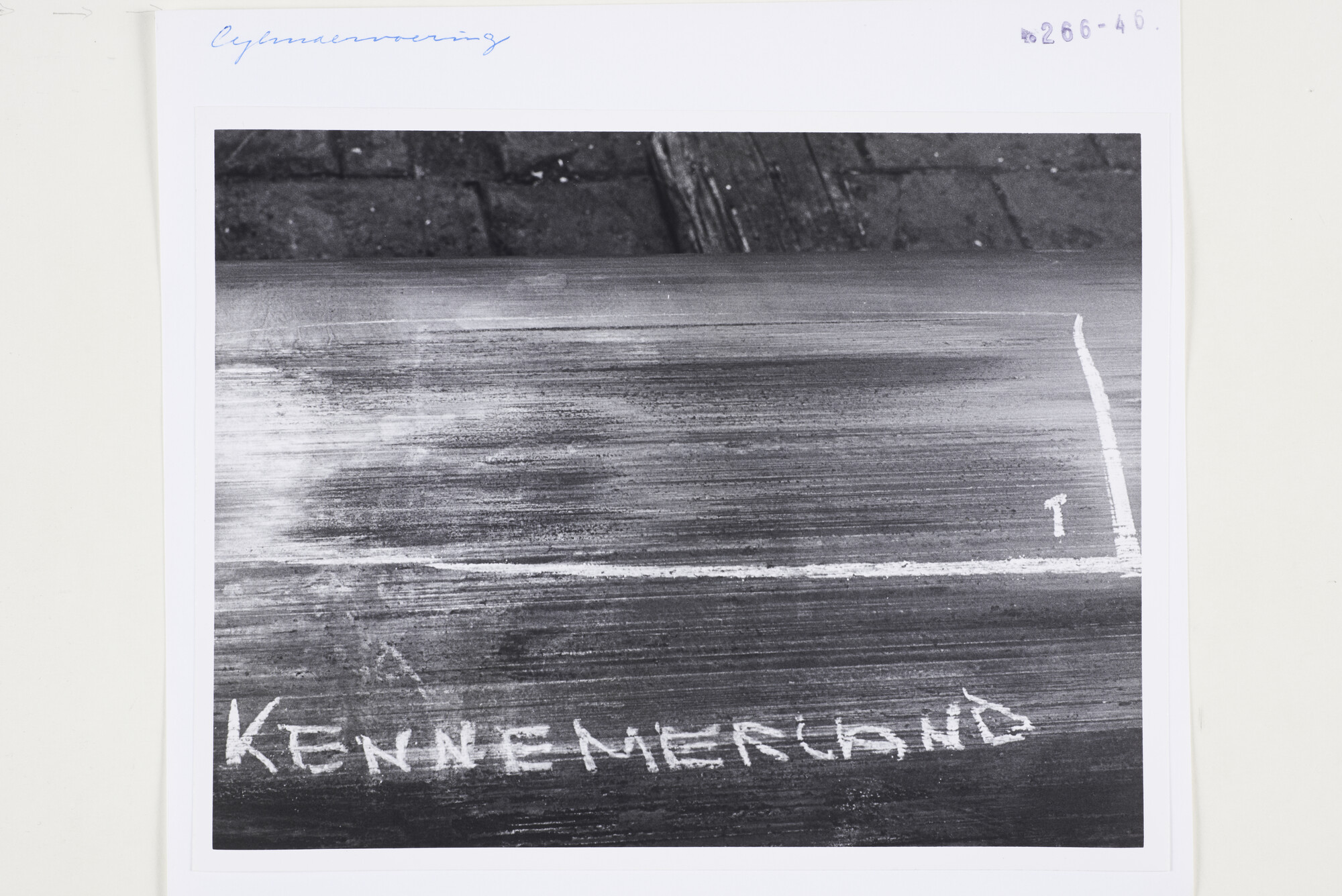 S.5444(5413)3; Foto van schade aan een scheur in een cilindervoering van de hoofdmotor van de Kennemerland; foto