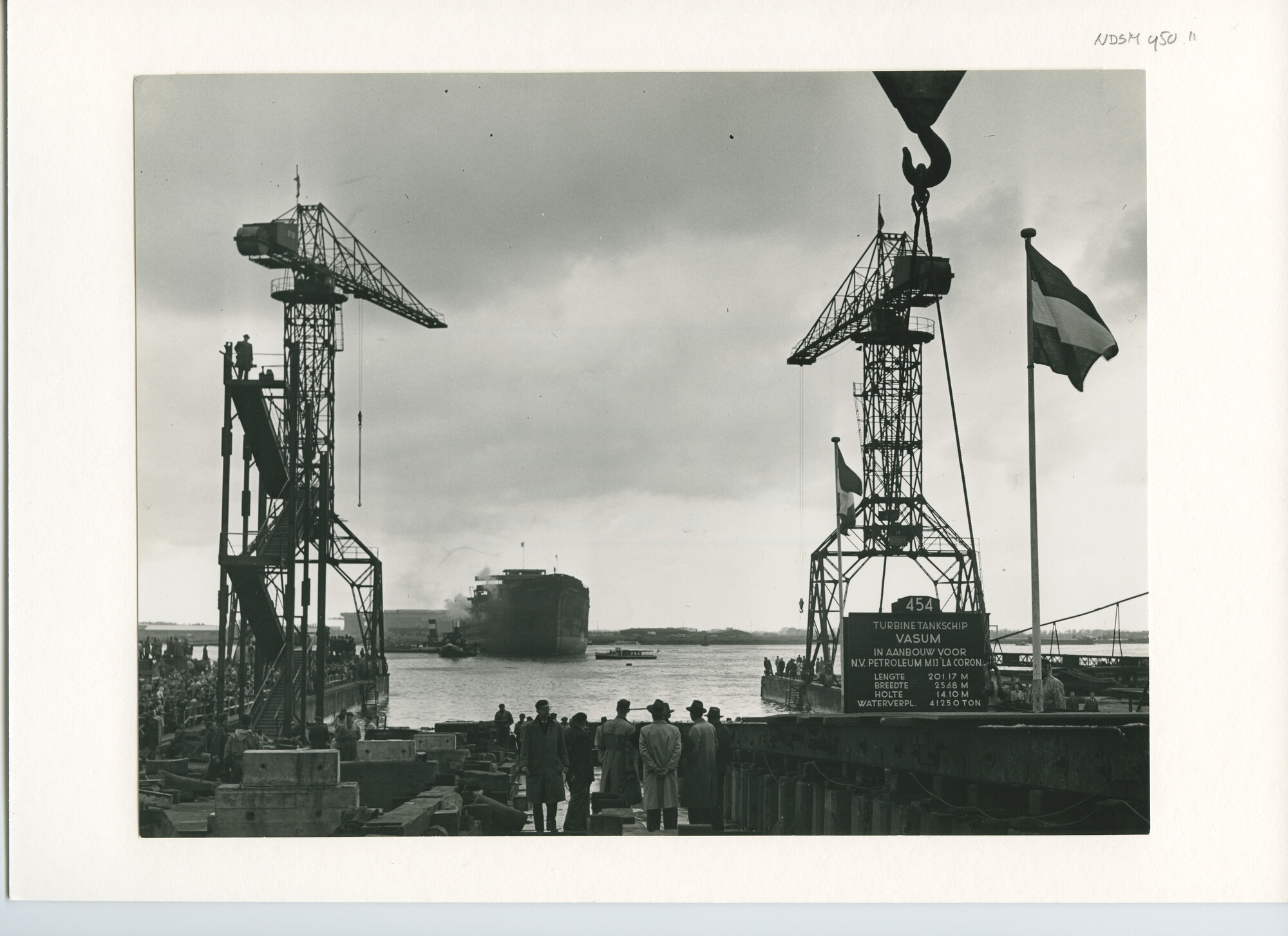 S.5444(2332)4; Foto van de tewaterlating van de tanker ts. Sylvan Arrow; foto