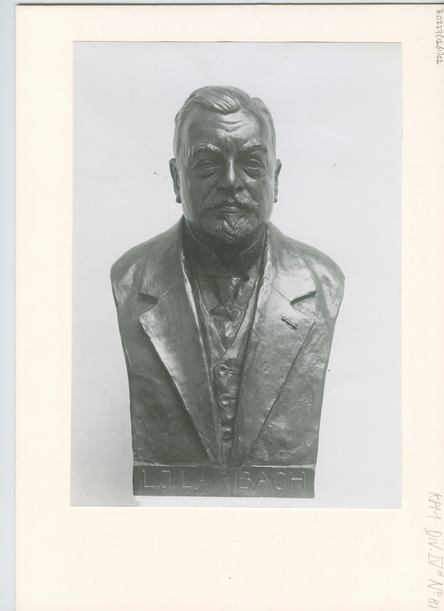 B.0227(1261)02; Foto van het borstbeeld van L.J. Lambach; foto
