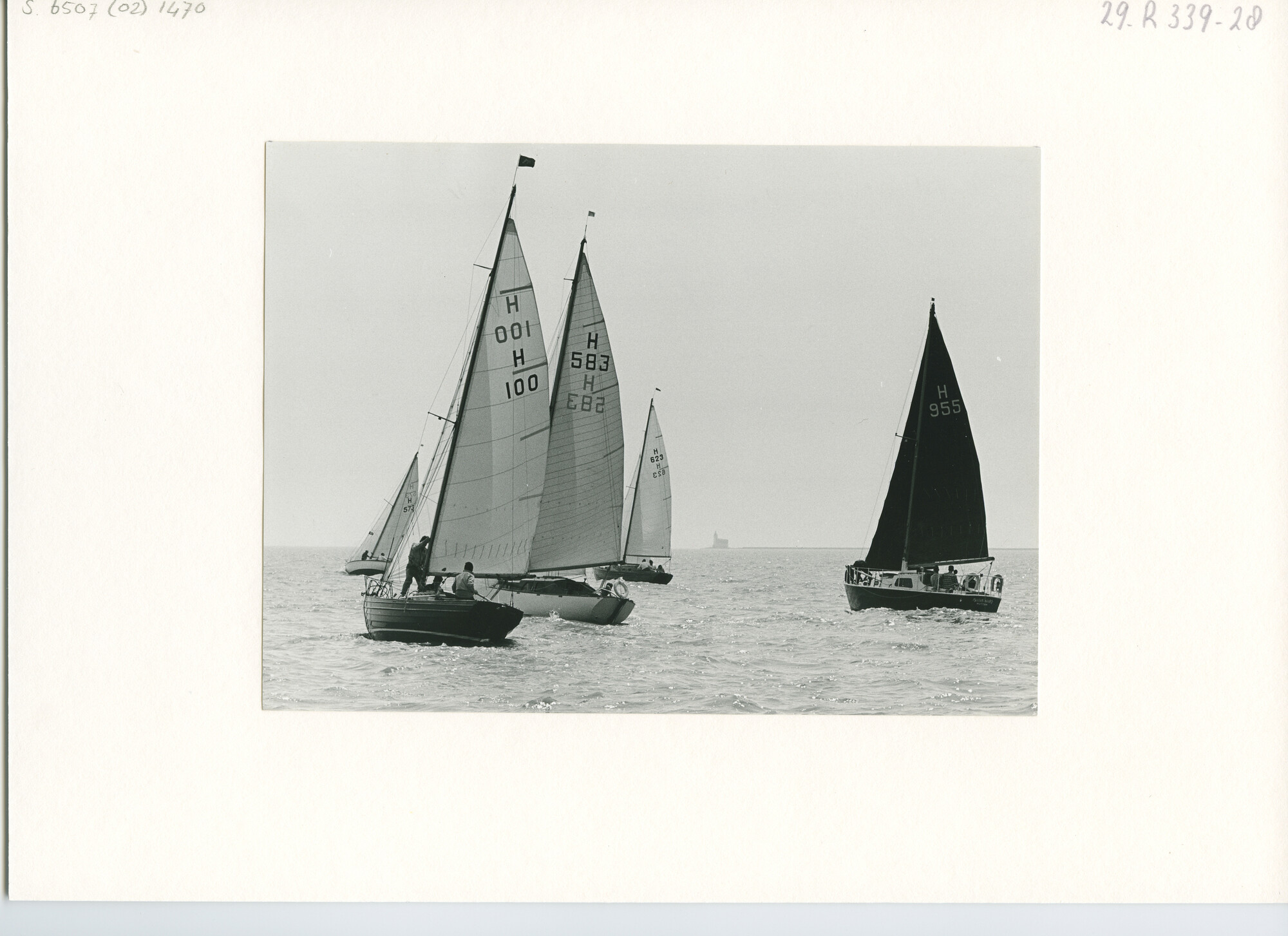 S.6507(02)1470.04; Zwart-wit foto van de aan de windse start van de 100-mijlrace 1964; foto