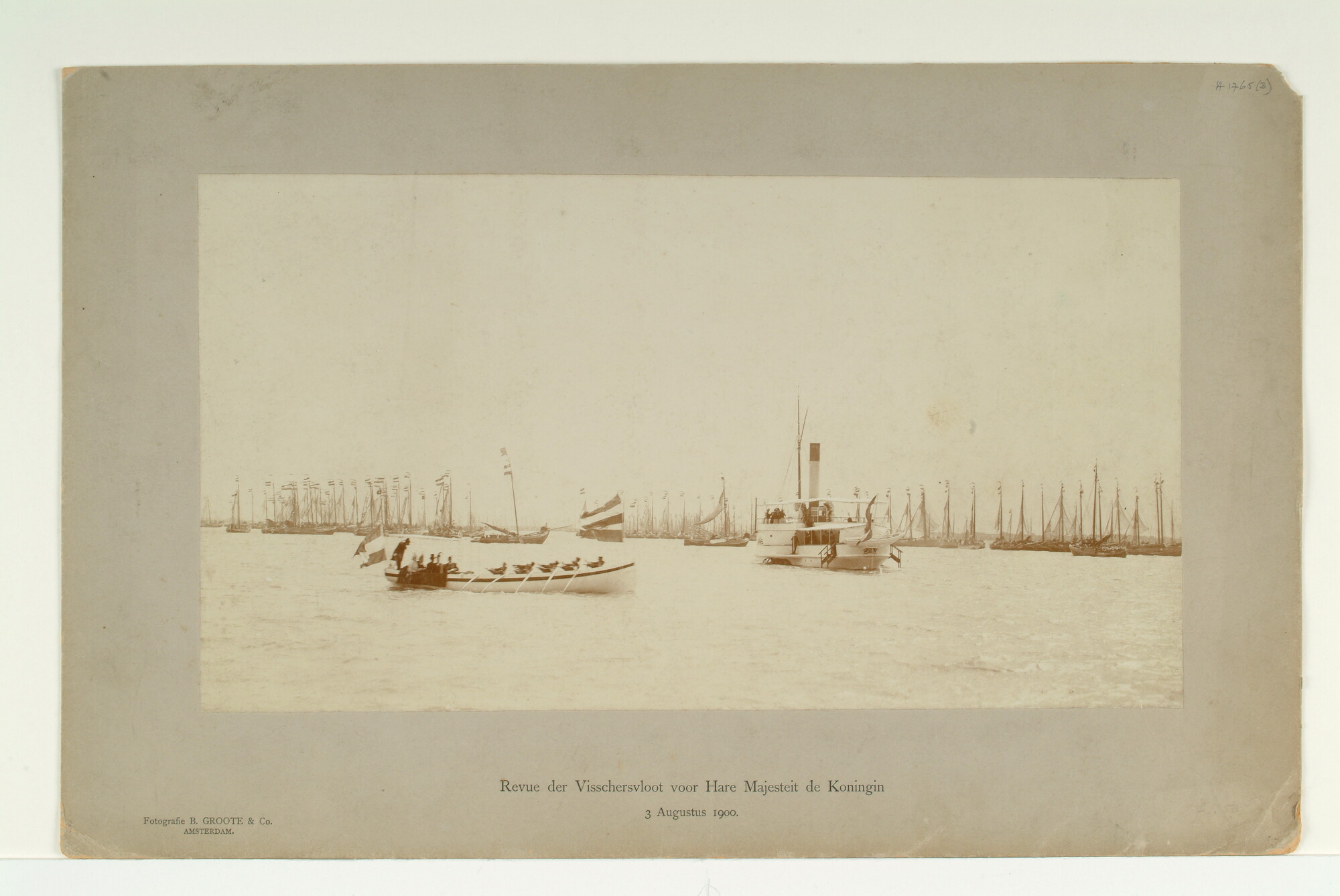 A.1765(03); Hr.Ms. 'Buyskes' als koninklijk jacht tijdens de vissersvloot-revue bij Muiden; foto