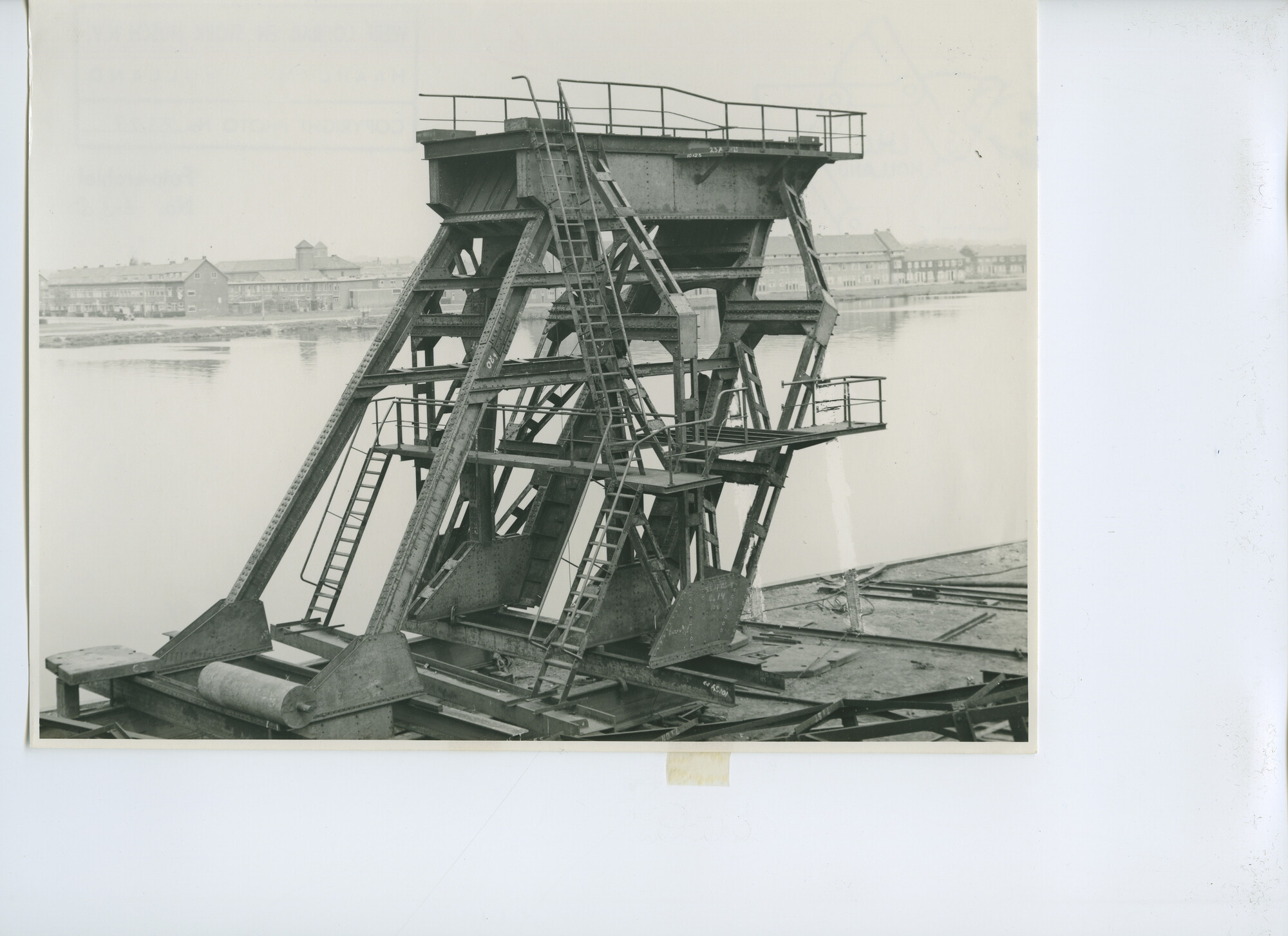 S.5621(01)0126; Foto van ladderbok van baggermolen "Donzere" (1948).; foto