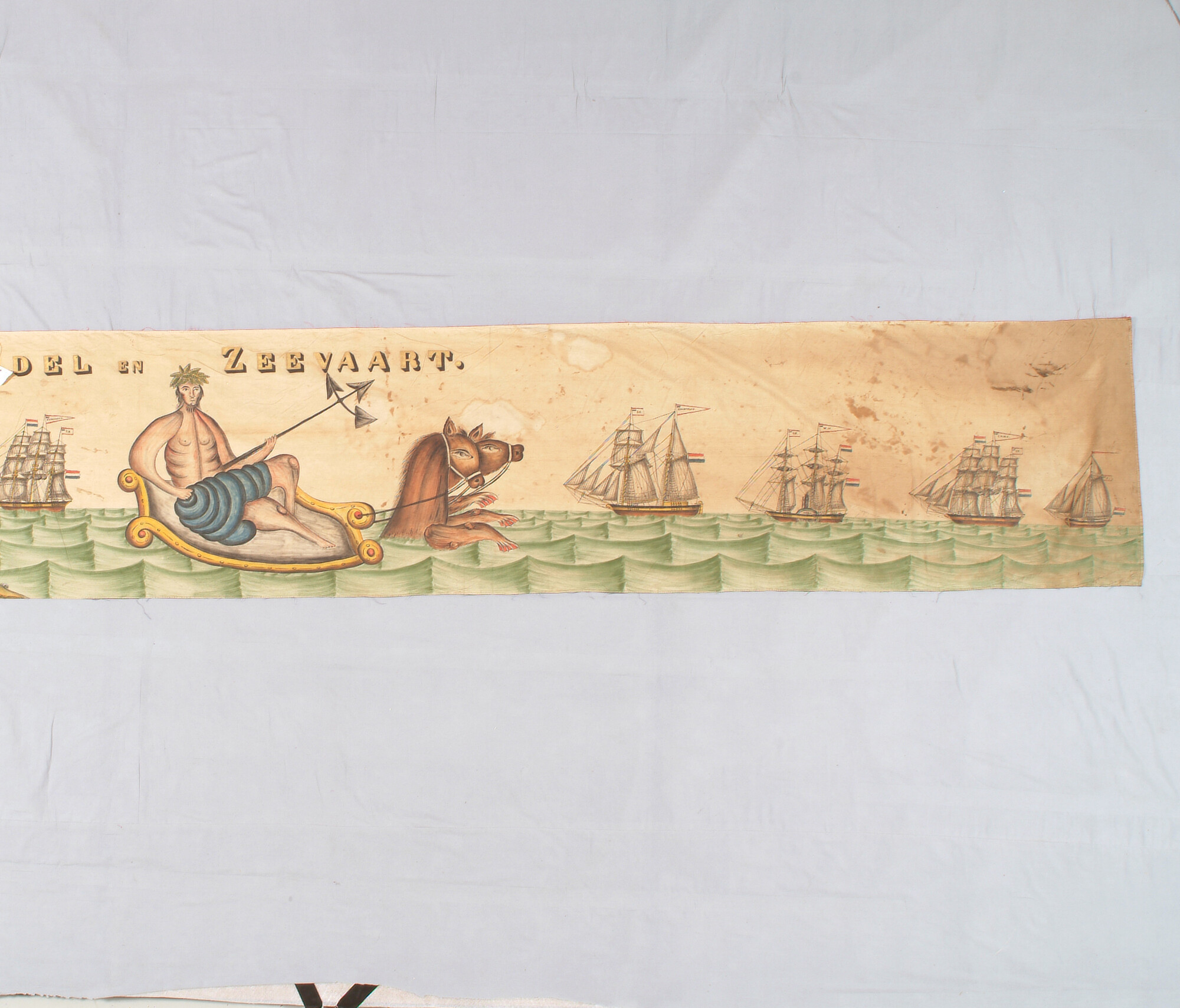 S.1890; Feestvlag met een zinnebeeldige voorstelling van koophandel en zeevaart; vlag