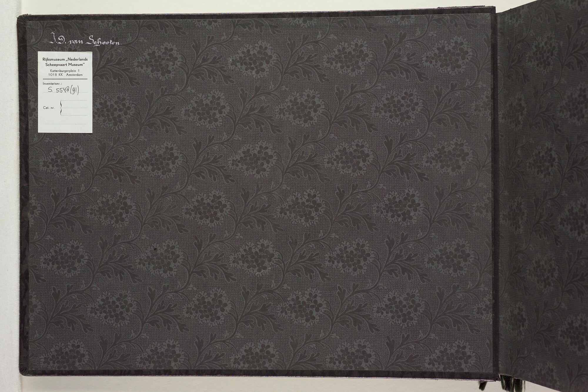 S.5548(091); Persoonlijk album van J.D. van Schooten met foto's aan boord van het ss. Tjikini; fotoalbum
