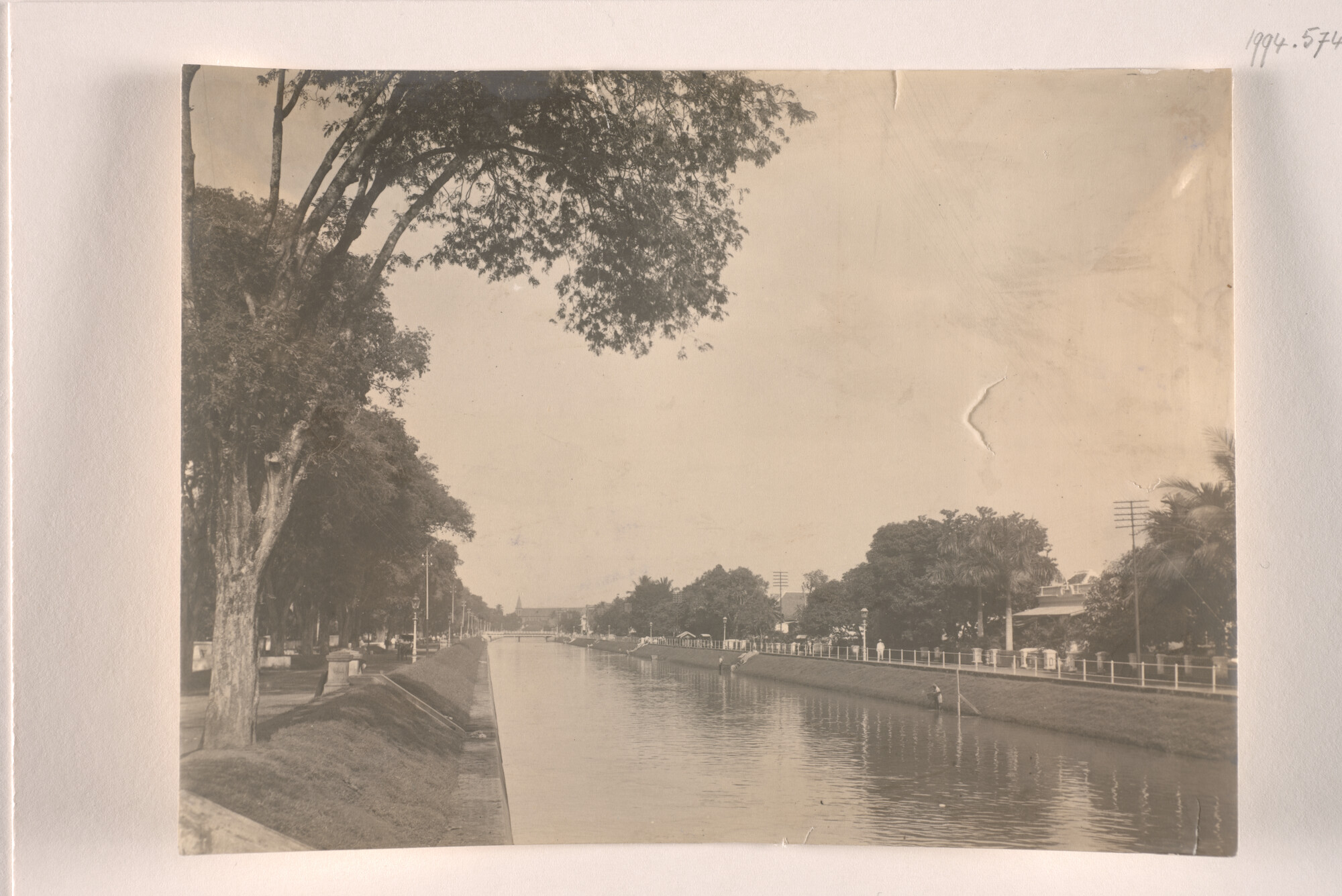 1994.5748; Fotos van de omgeving en interieurfotos van het Paketvaarthuis in Batavia; fotoreportage