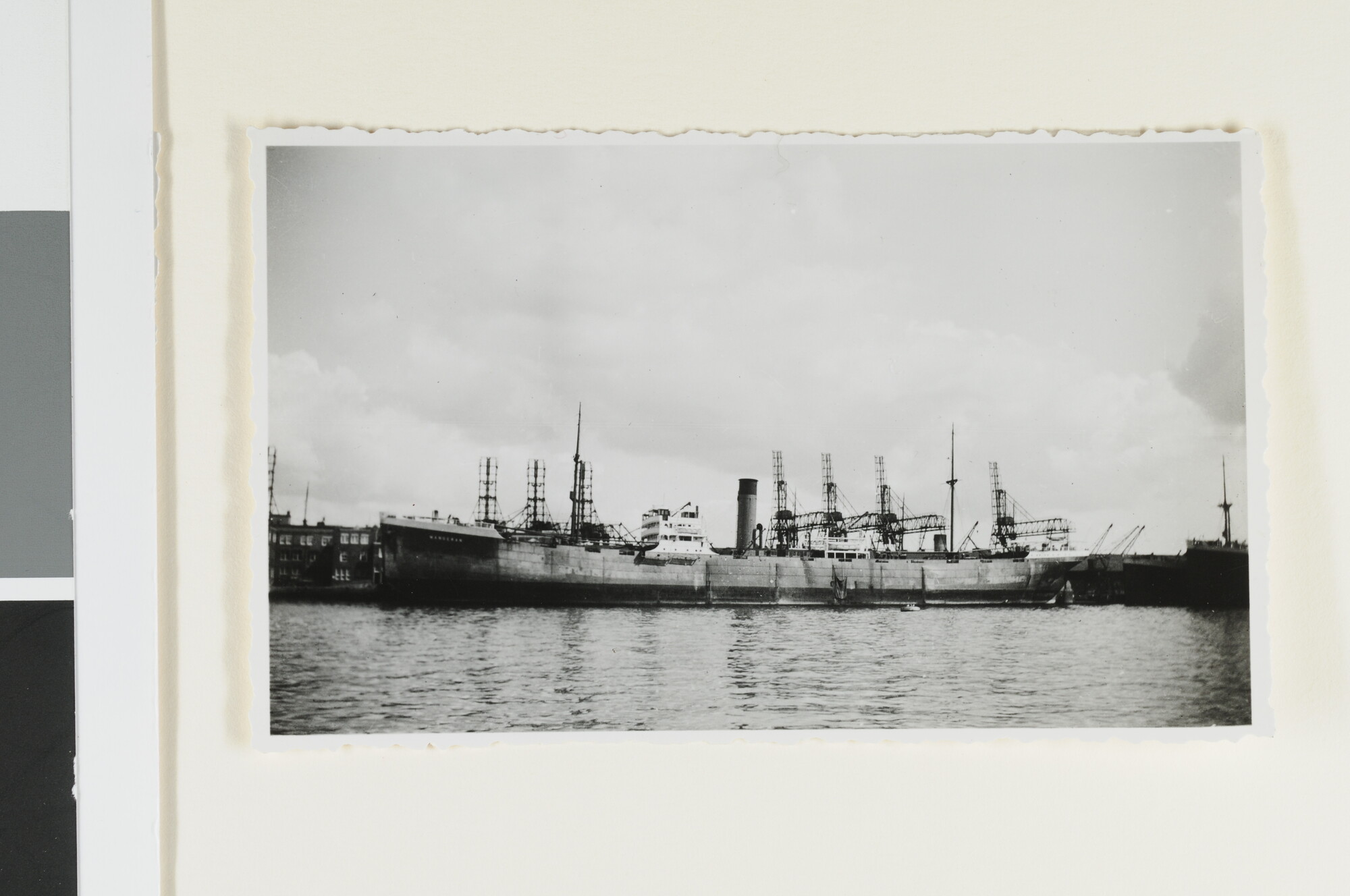 S.4380(04)395; Foto's van het vrachtschip ss. Manoeran; fotoreportage